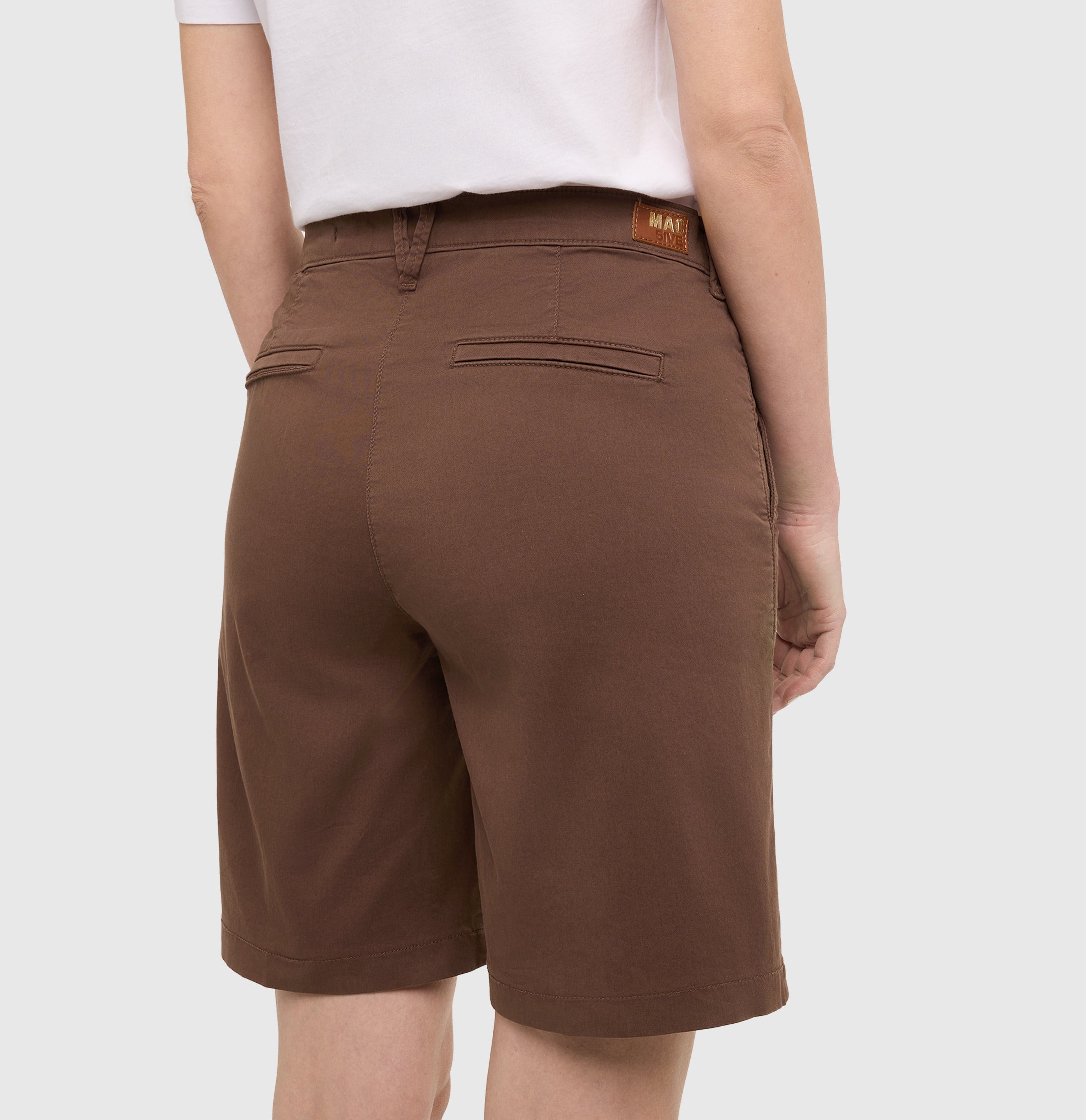 Relaxed chino shorts made of stretch gabardine. | CHINO Bermuda | fawn brown PPT | Detailed view 2 of model