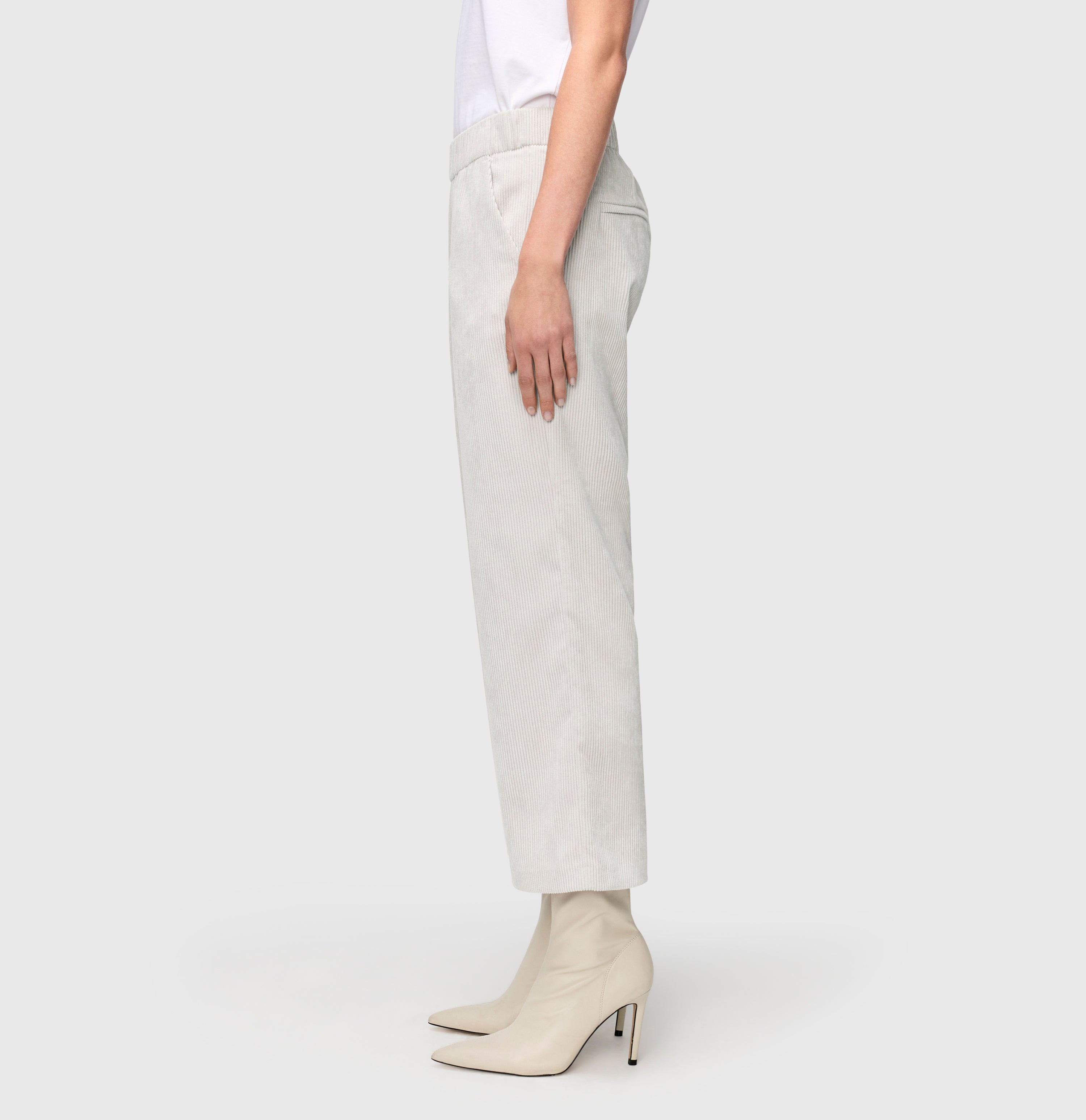 Modern culotte made of elastic wide wale corduroy. | CHIARA cropped | white sand | Detailed view 2 of model