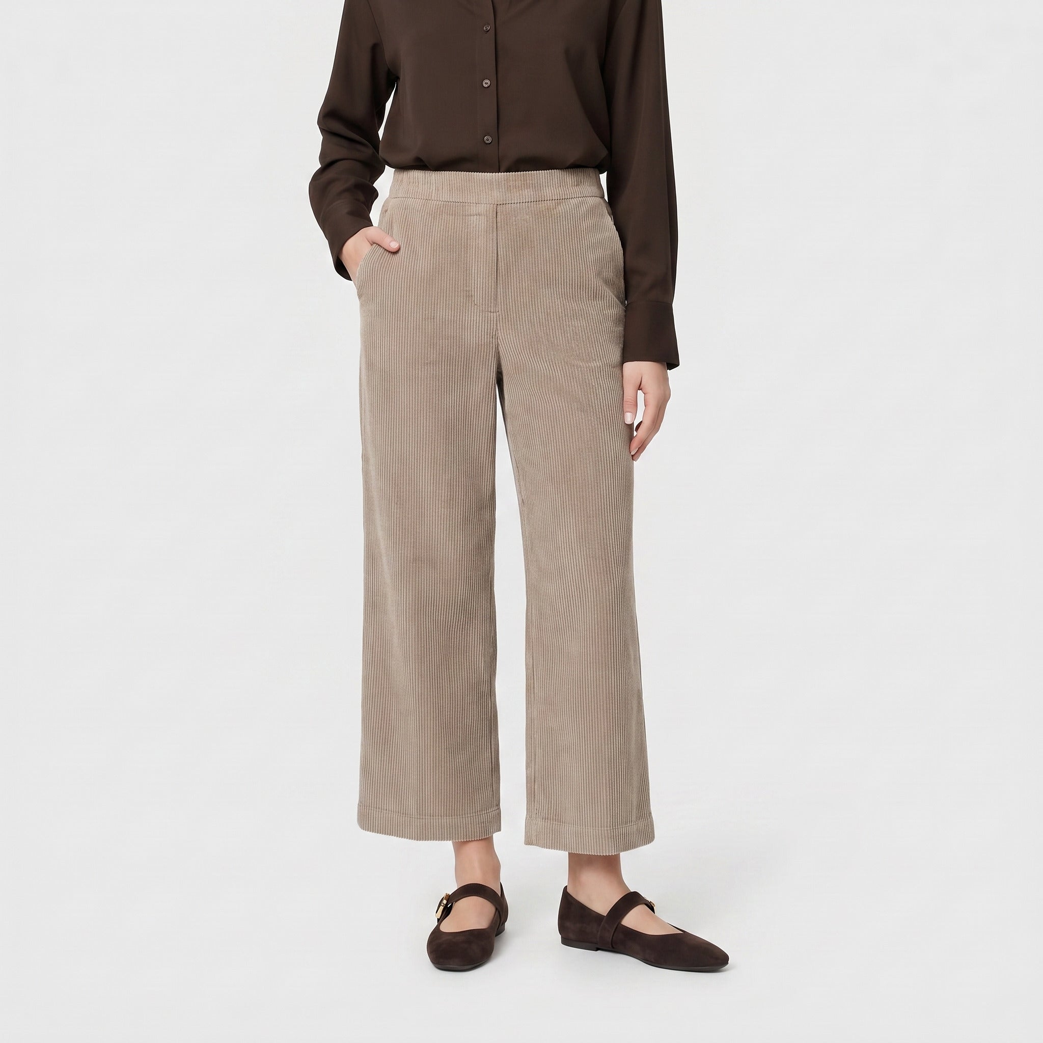 Modern culotte made of light wide wale corduroy. | CHIARA cropped | oxide brown | Front view of model