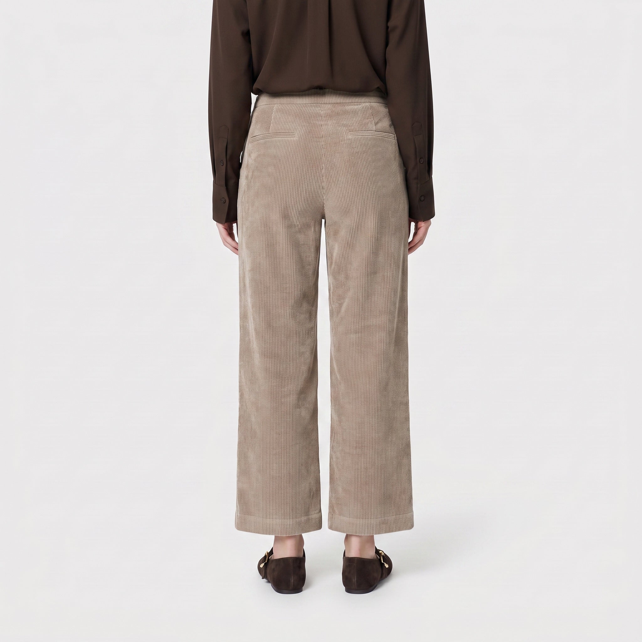 Modern culotte made of light wide wale corduroy. | CHIARA cropped | oxide brown | Back view of model