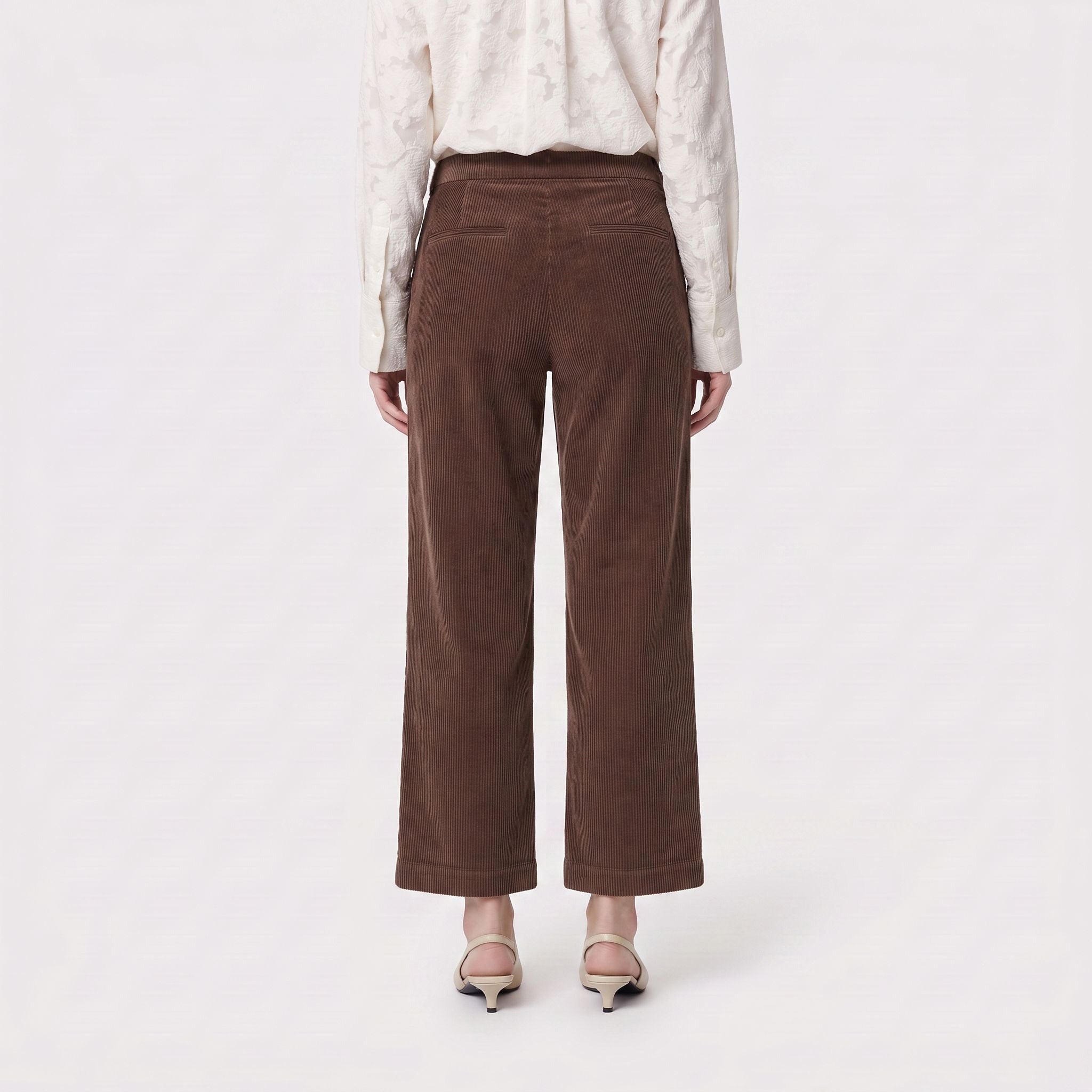 Modern culotte made of light wide wale corduroy. | CHIARA cropped | bison brown | Back view of model