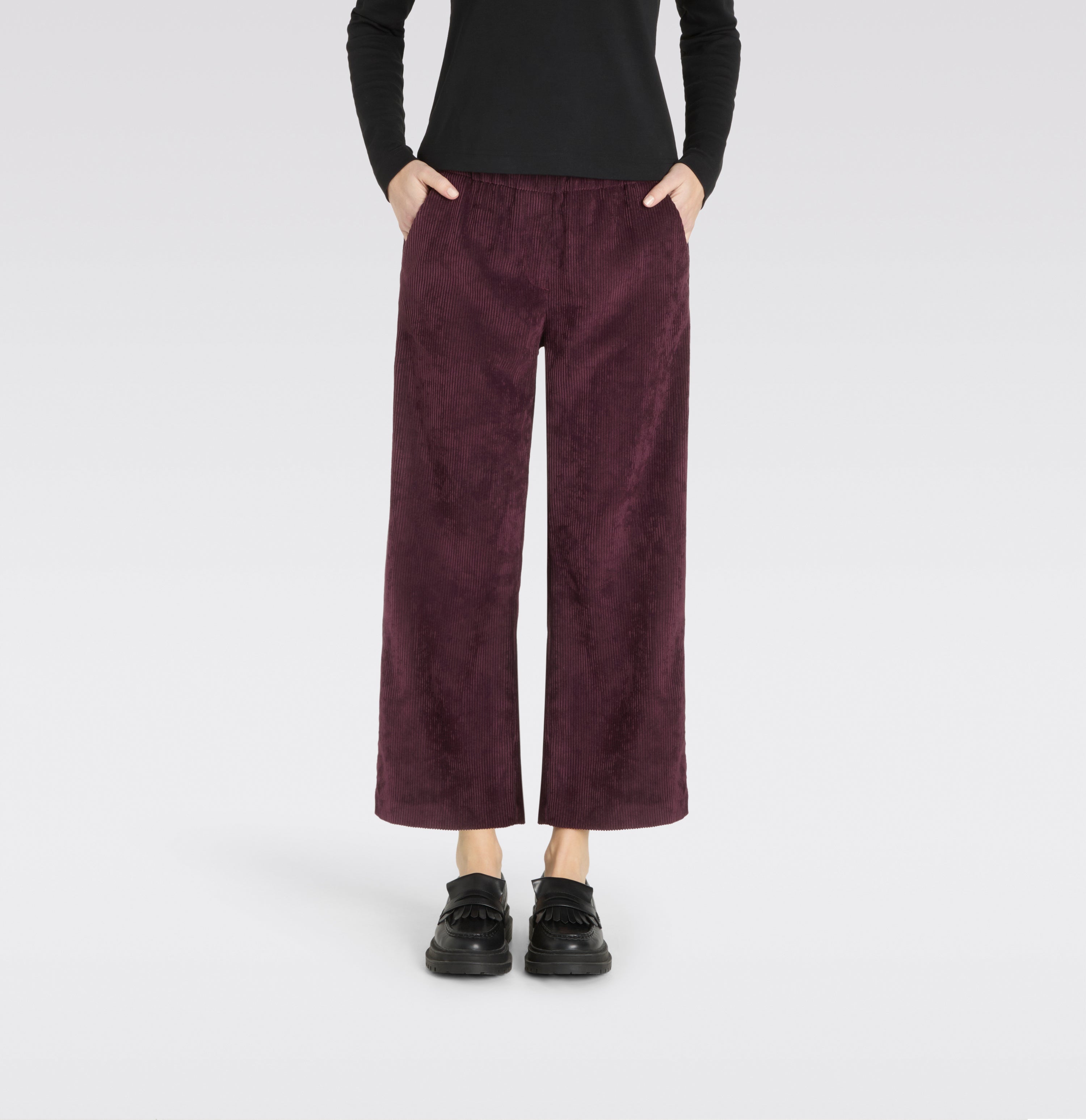 Modern culotte made of elastic wide wale corduroy. | CHIARA cropped | aubergine | Front view of model