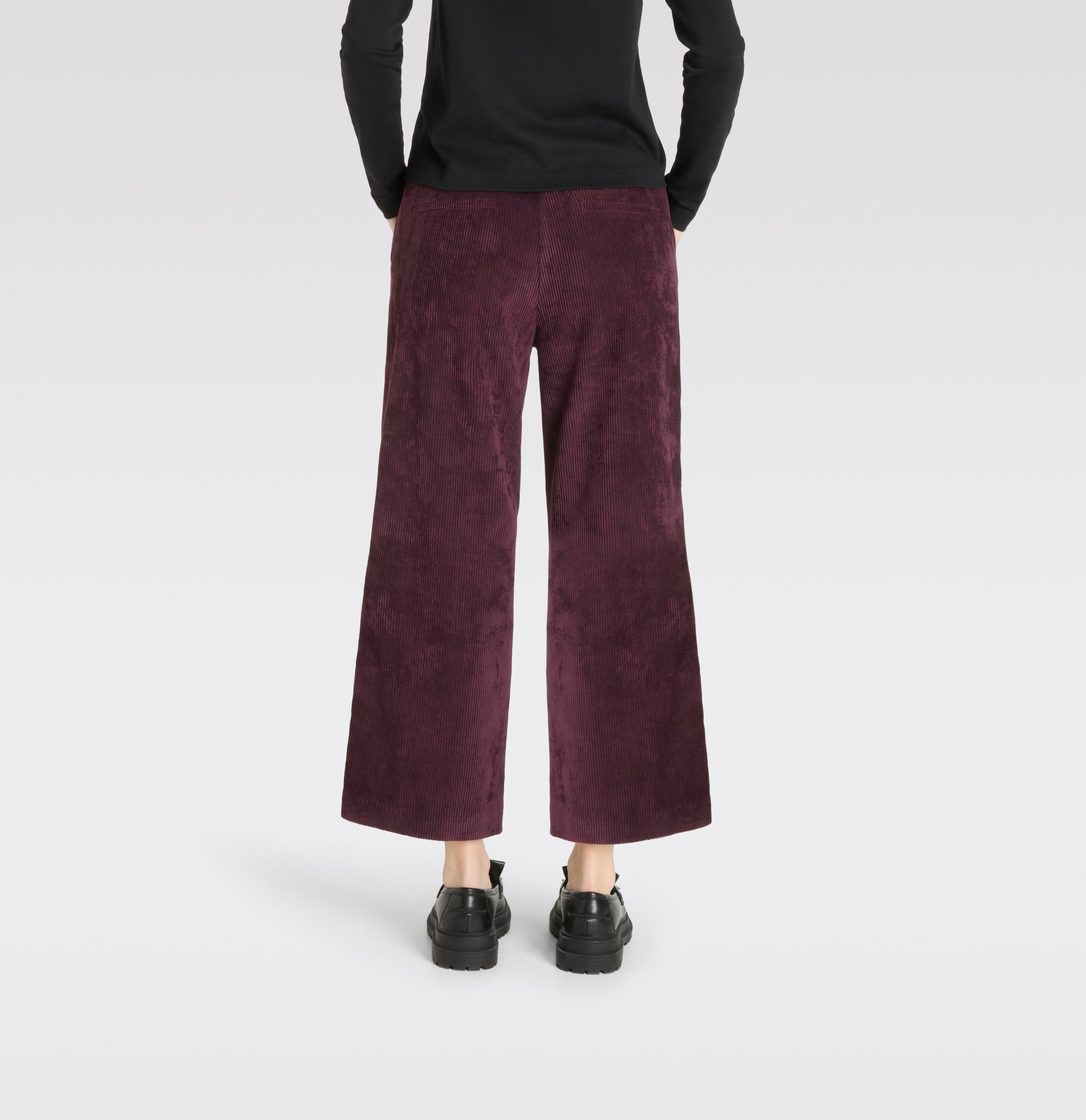 Modern culotte made of elastic wide wale corduroy. | CHIARA cropped | aubergine | Back view of model