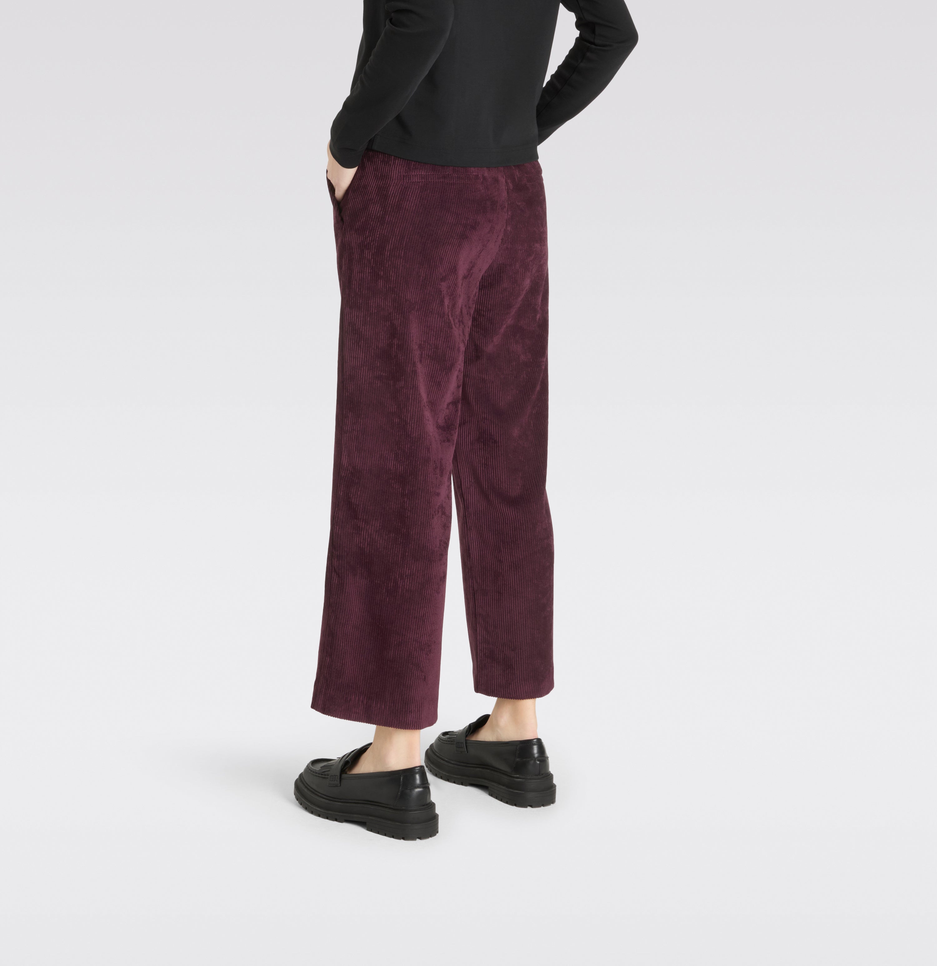 Modern culotte made of elastic wide wale corduroy. | CHIARA cropped | aubergine | Detailed view 2 of model