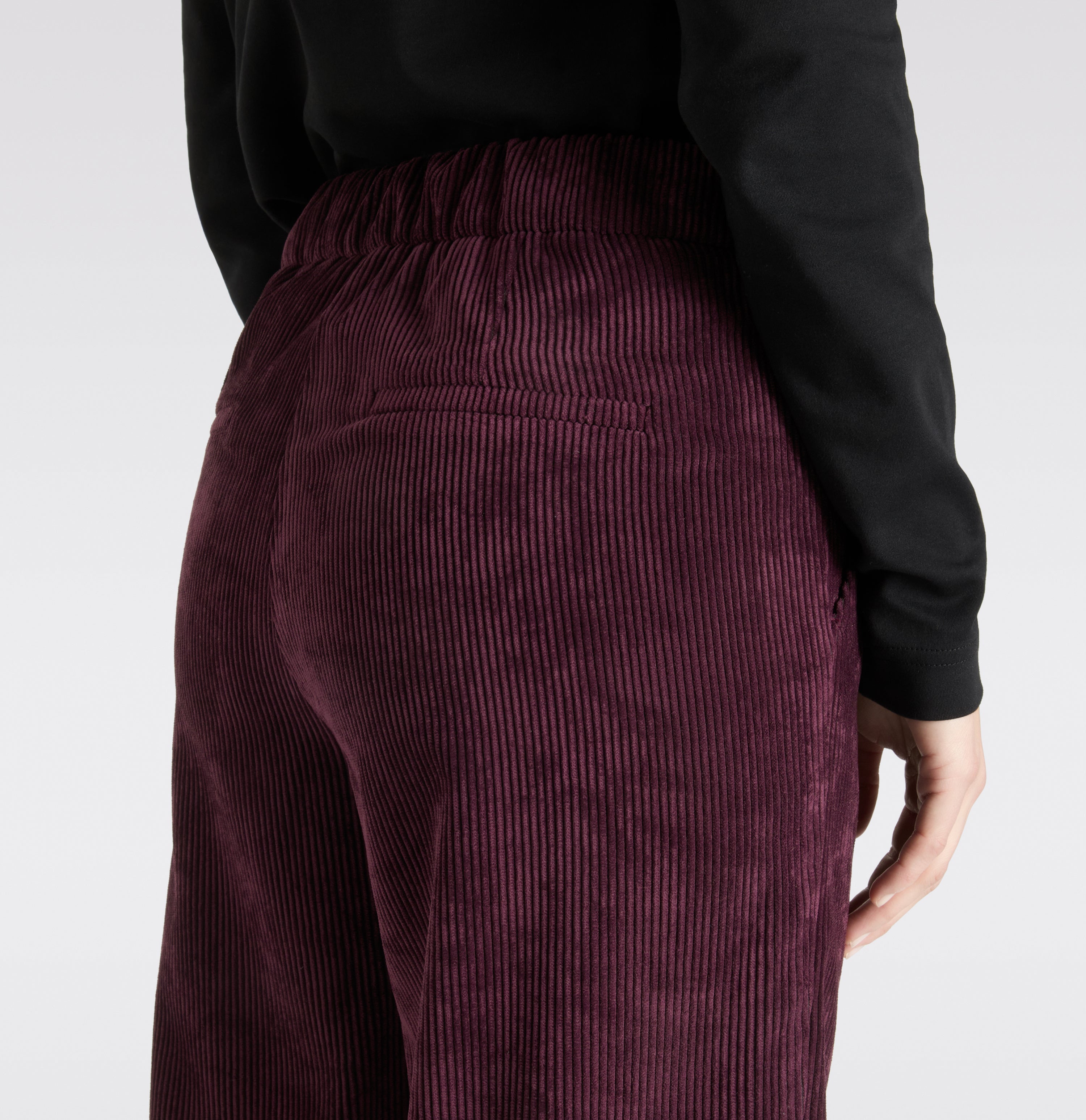 Modern culotte made of elastic wide wale corduroy. | CHIARA cropped | aubergine | Detailed view 3 of model