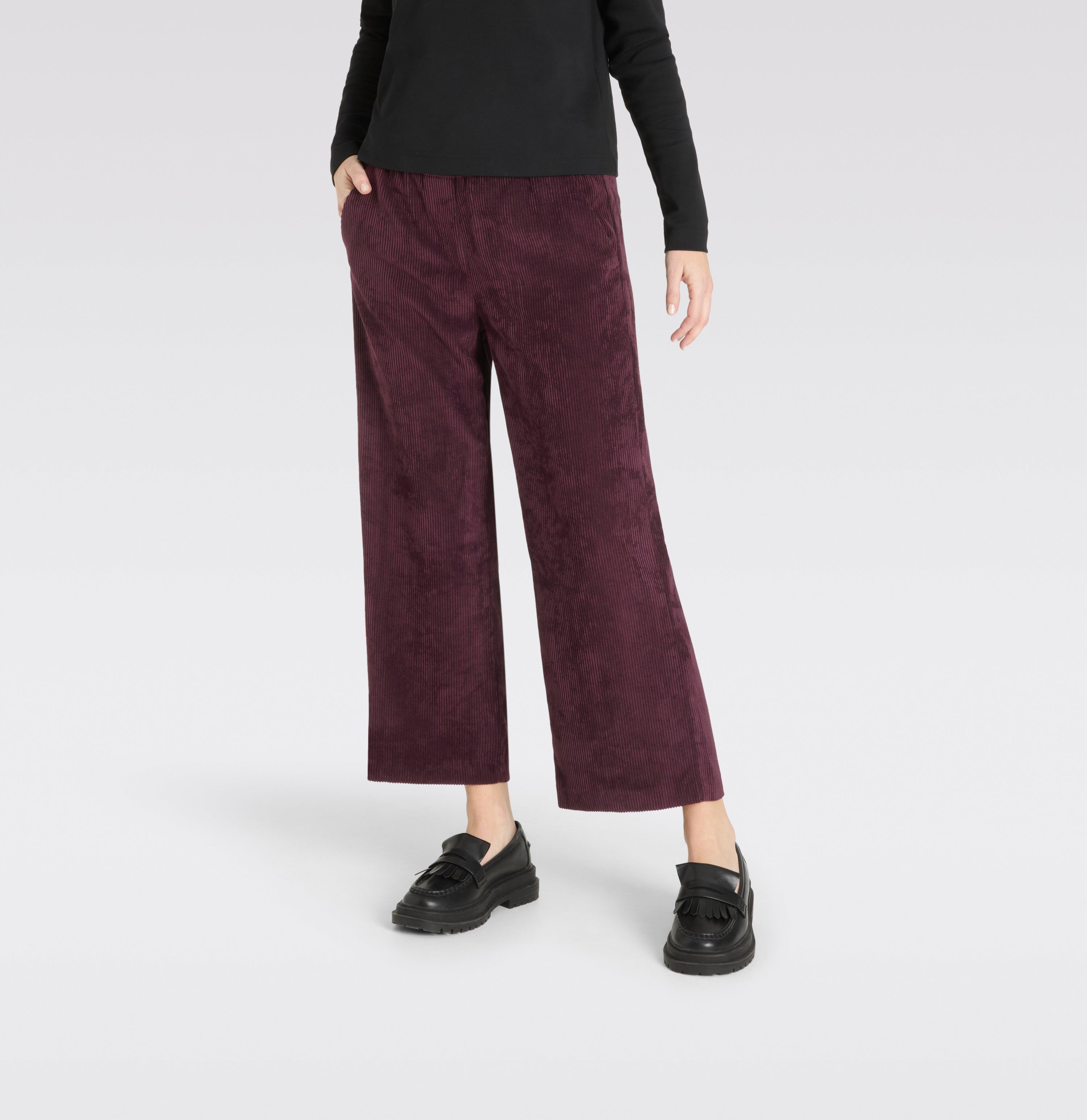 Modern culotte made of elastic wide wale corduroy. | CHIARA cropped | aubergine | Detailed view 4 of model
