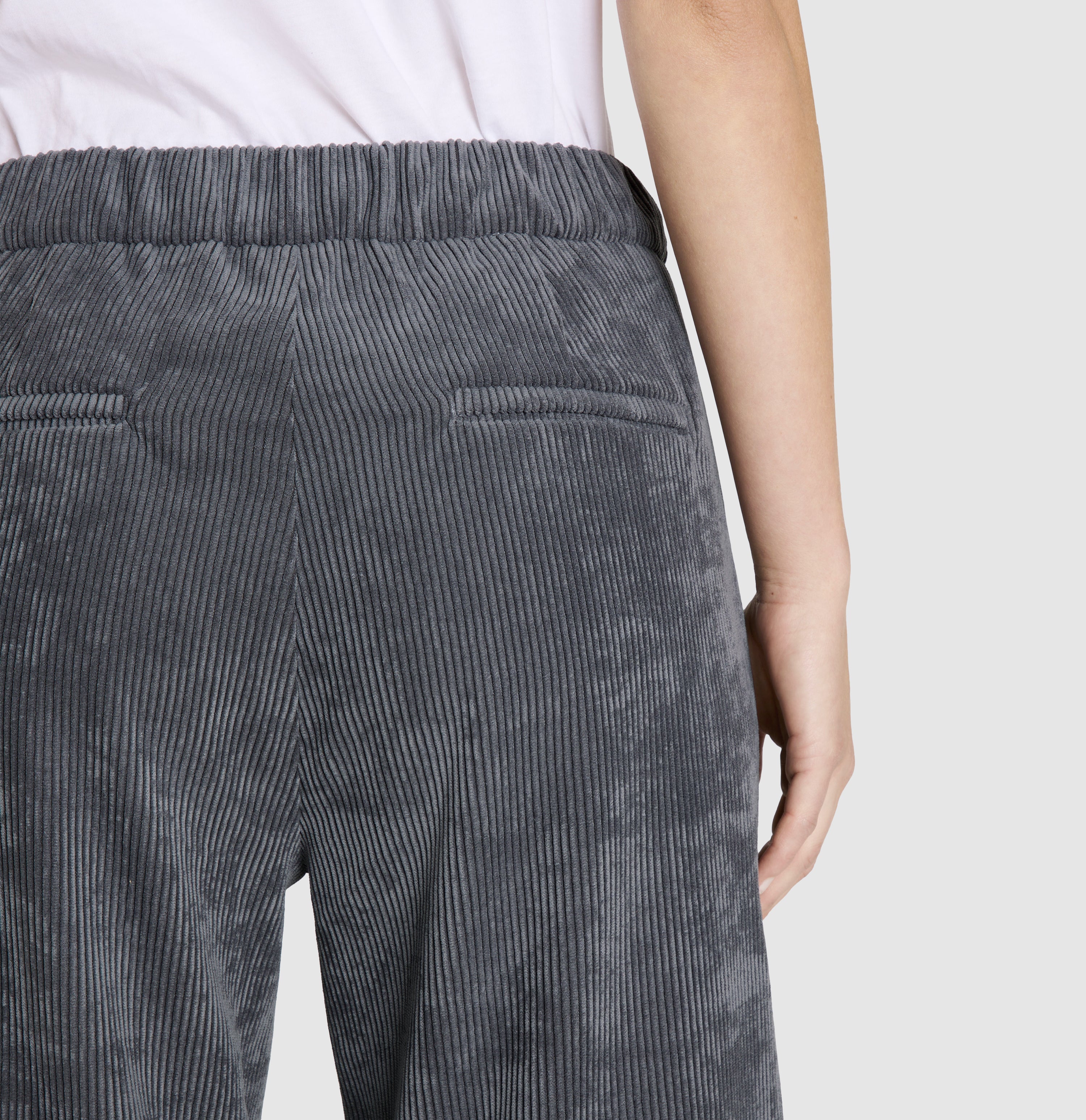 Wide fit made from light, flowing wide wale corduroy. | CHIARA | steel blue | Detailed view 2 of model