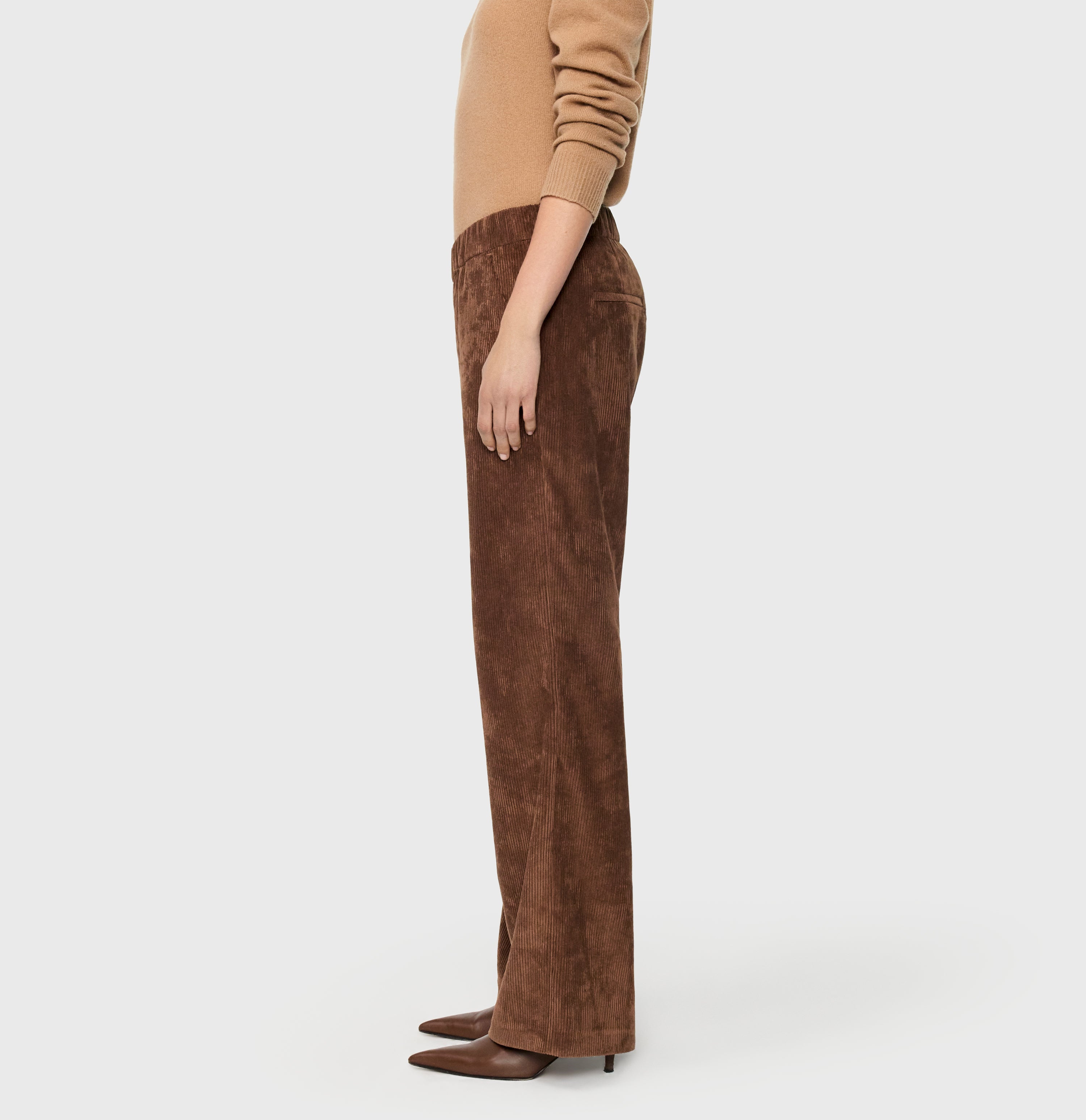 Wide trousers in a lightcorduroy material. | CHIARA | bison brown | Side view of model