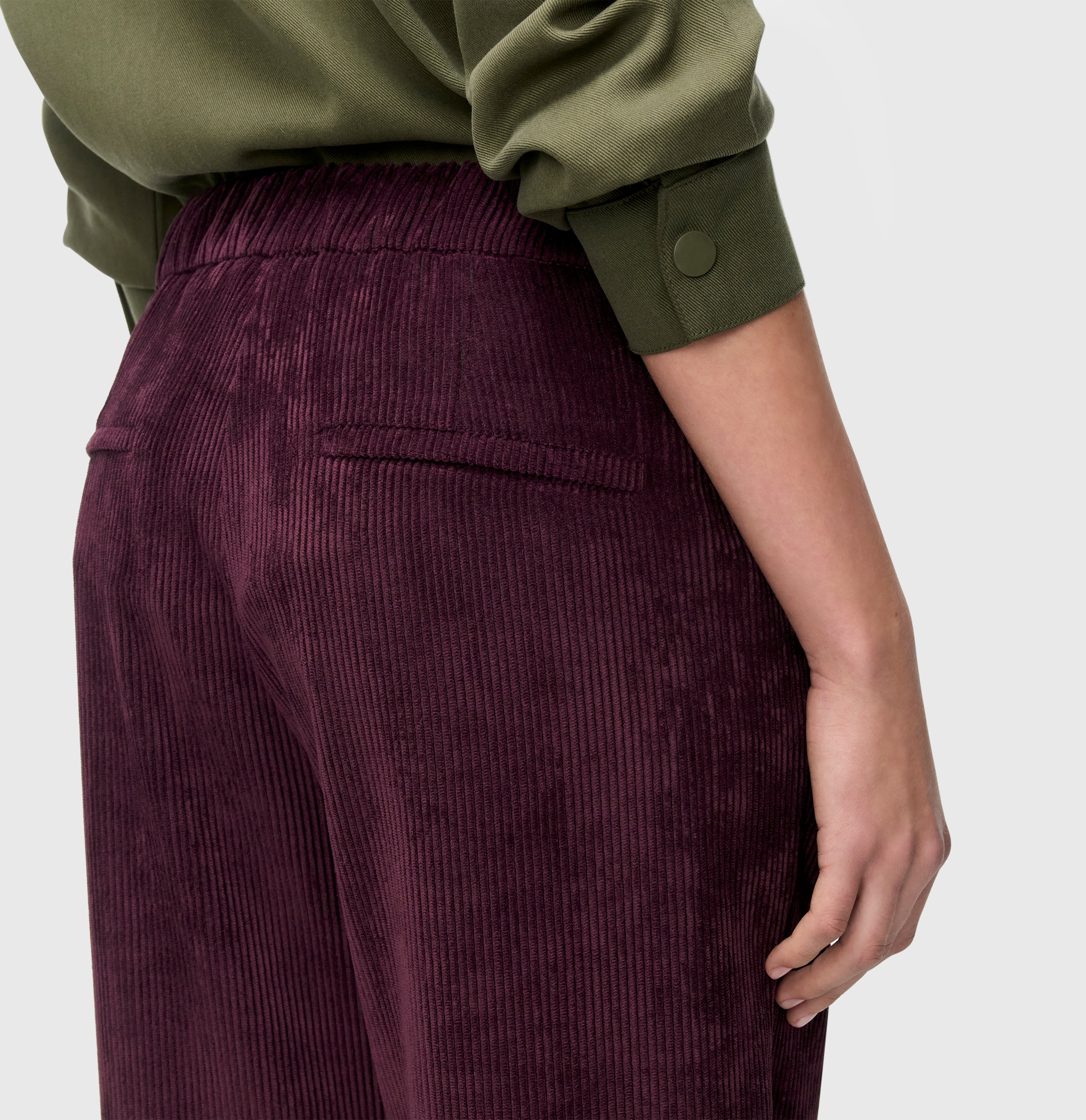 Wide fit made from light, flowing wide wale corduroy. | CHIARA | aubergine | Detailed view 3 of model