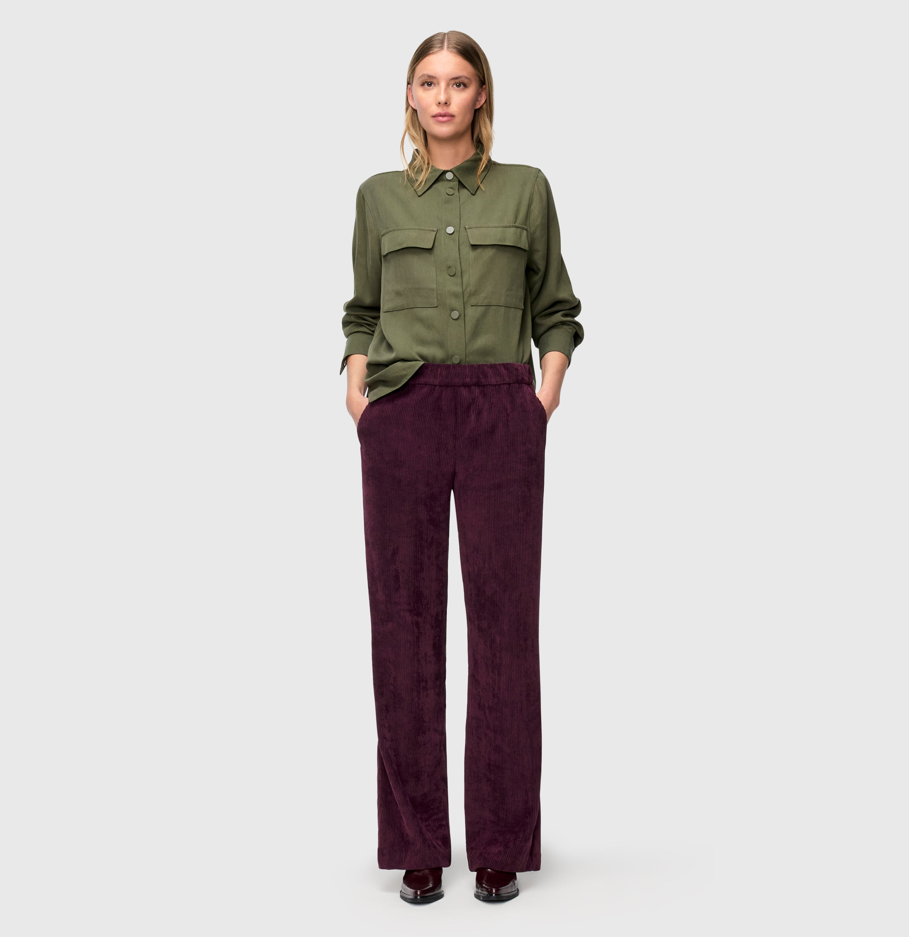 Wide fit made from light, flowing wide wale corduroy. | CHIARA | aubergine | Full-body of model