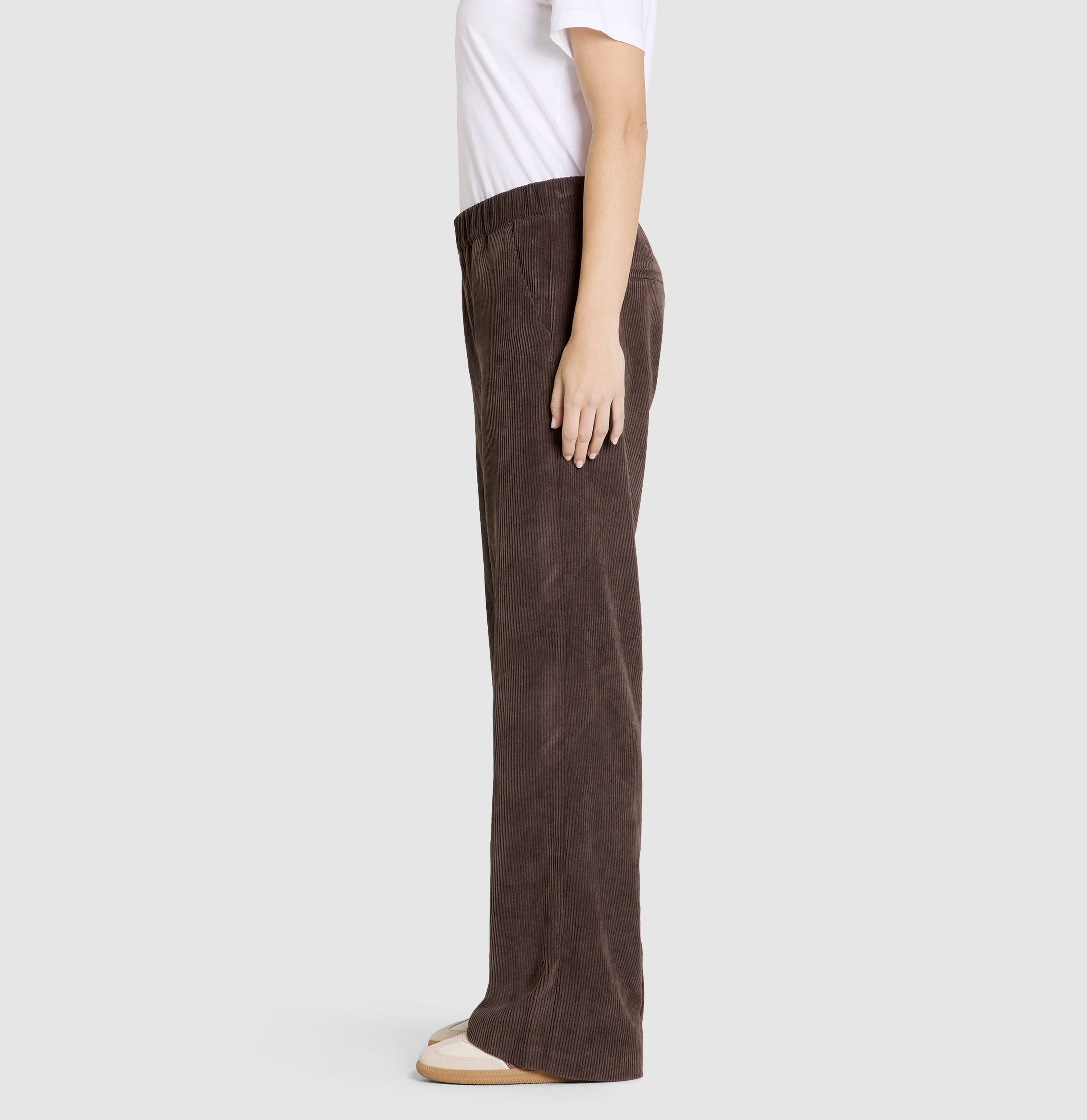 Wide fit made from light, flowing wide wale corduroy. | CHIARA | truffle brown | Side view of model