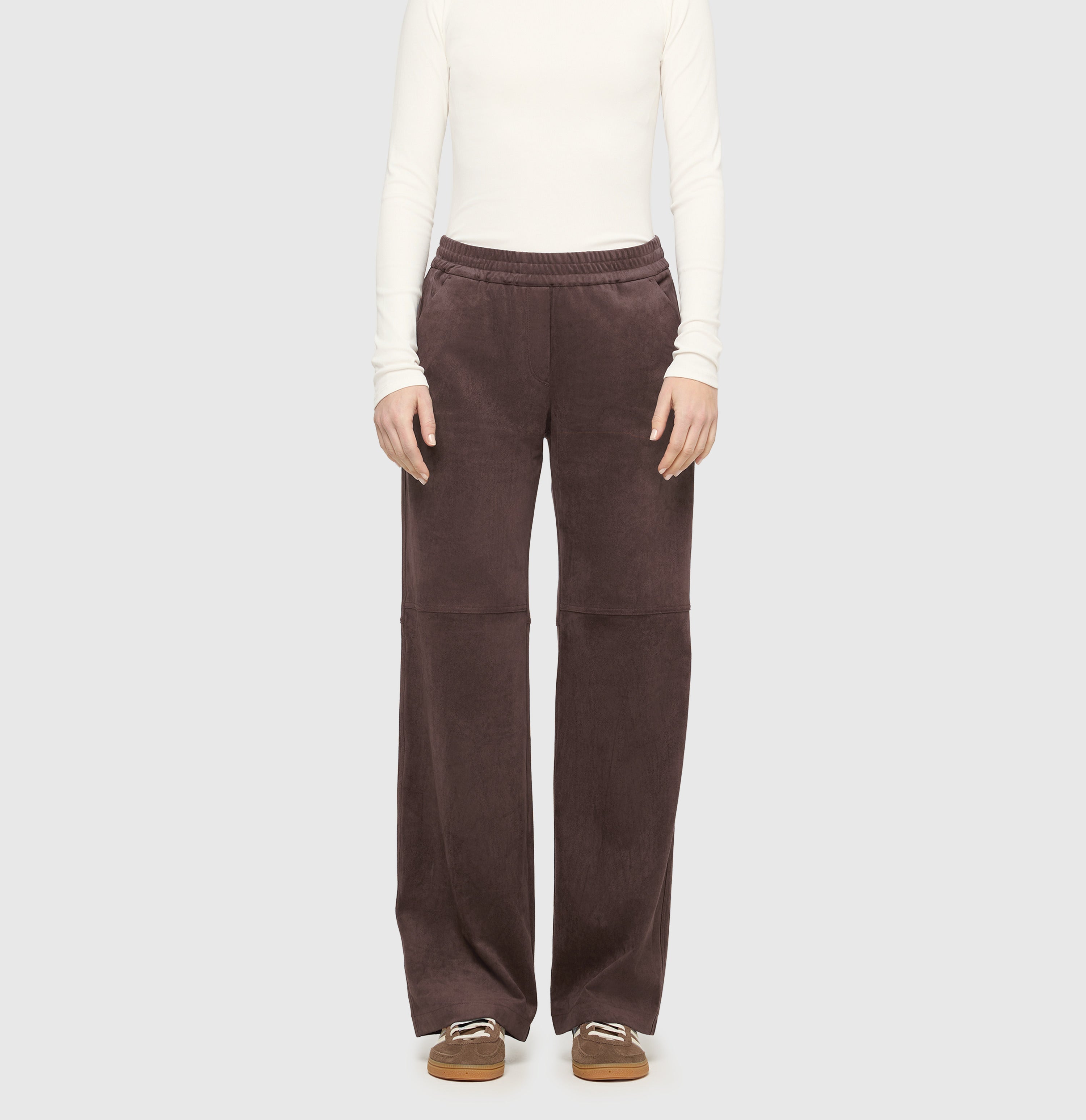 Wide fit with an authentic velour look. | CHIARA | truffle brown | Front view of model