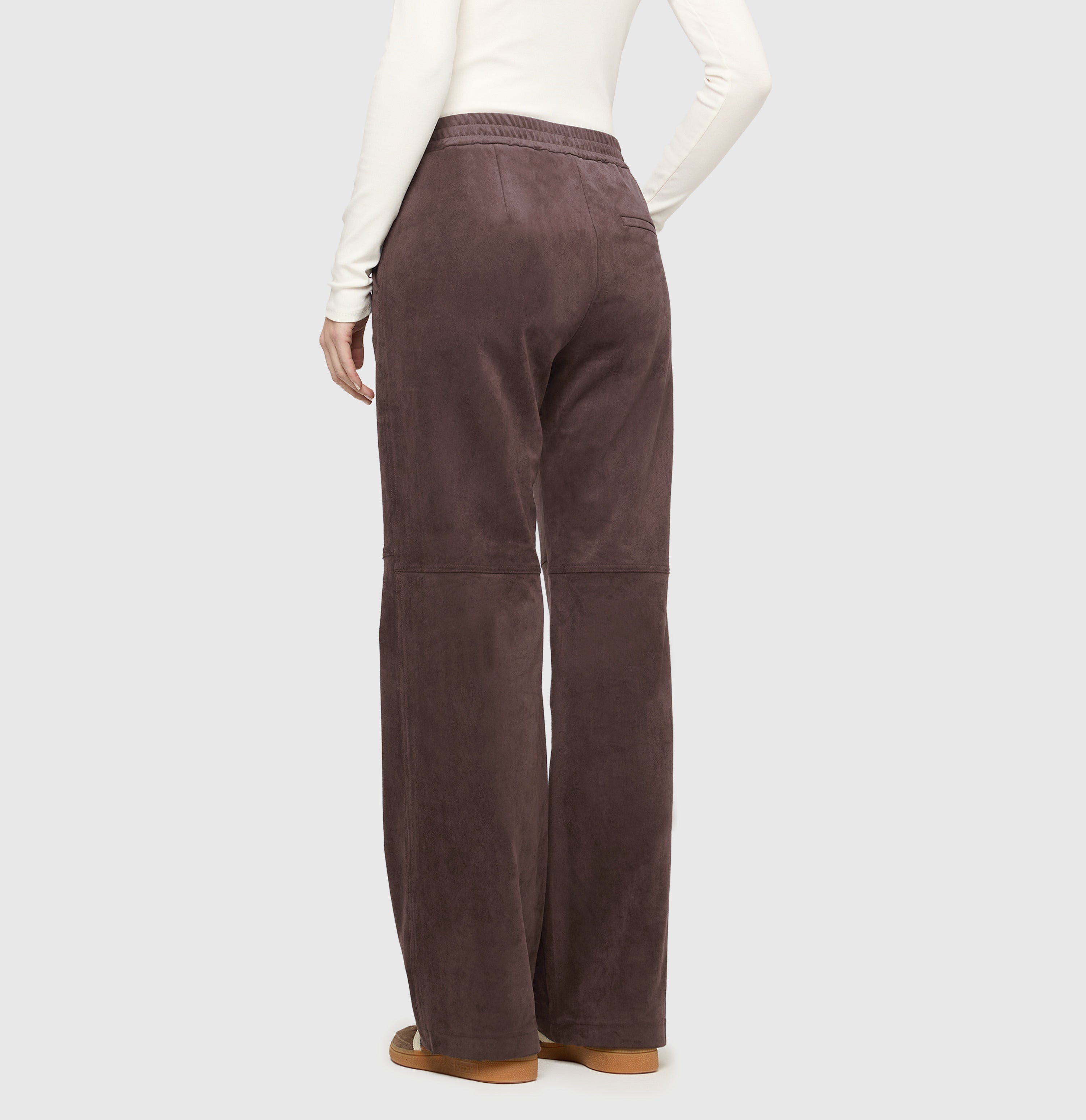 Wide fit with an authentic velour look. | CHIARA | truffle brown | Back view of model