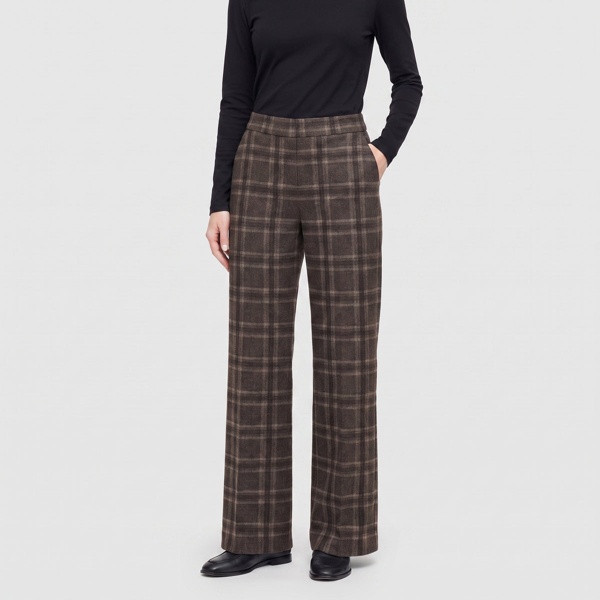 Sporty trousers made of premium jersey. | CHIARA | night brown check | Front view of model