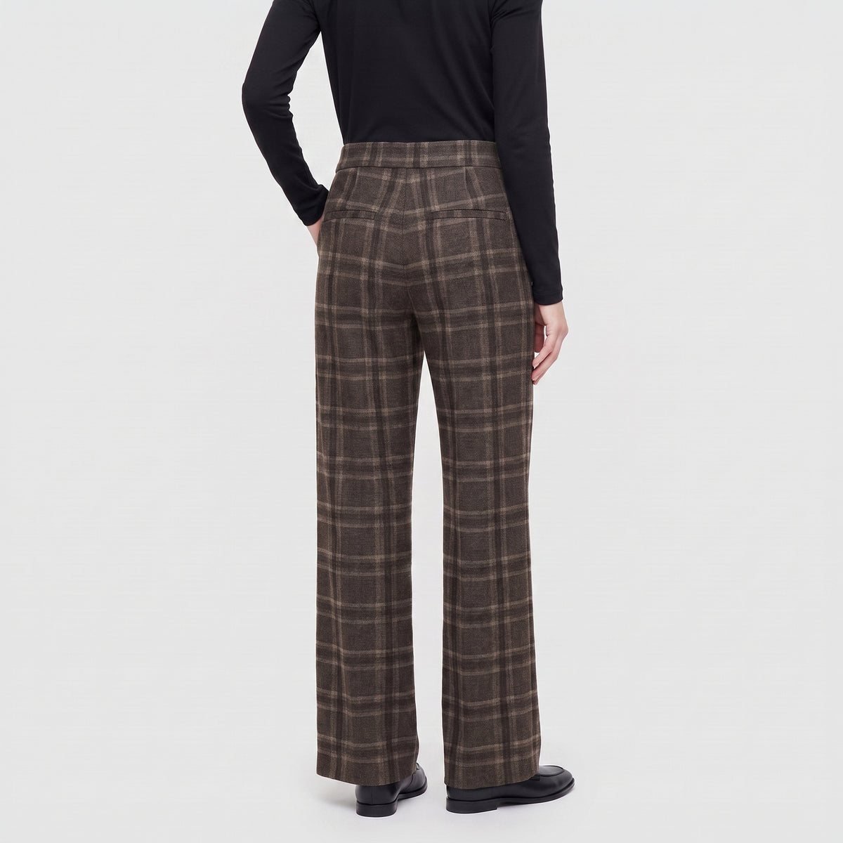 Sporty trousers made of premium jersey. | CHIARA | night brown check | Back view of model