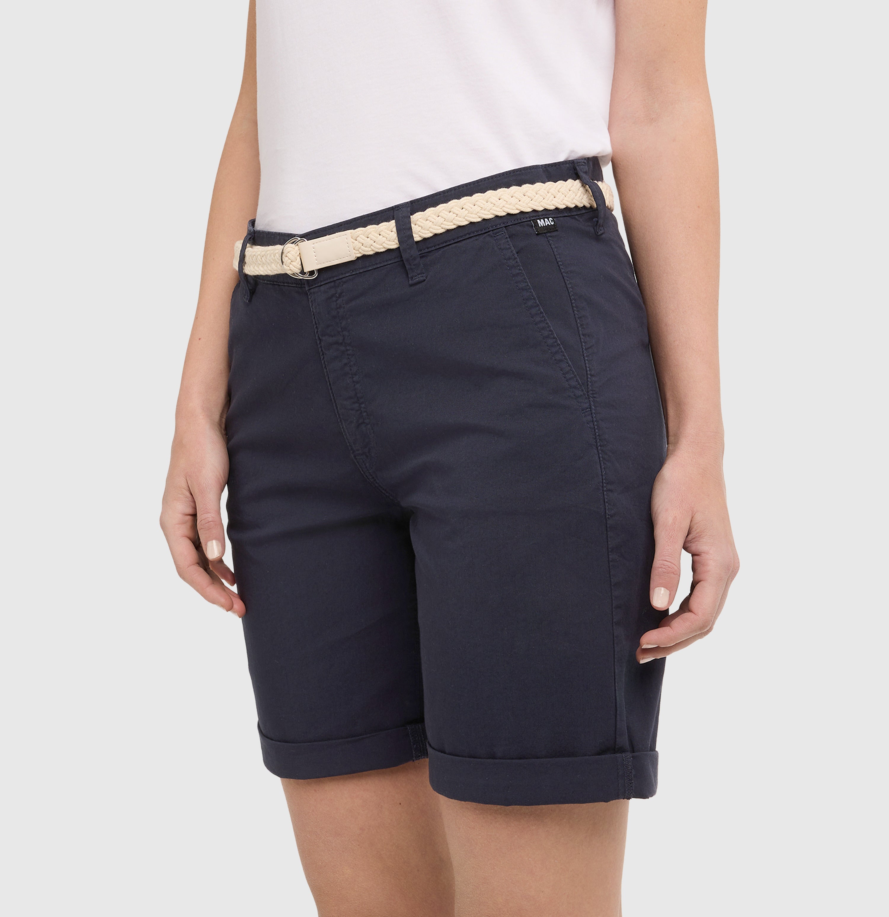 Chino shorts with a braided belt. | CHINO SHORTS belt | dark blue PPT | Side view of model