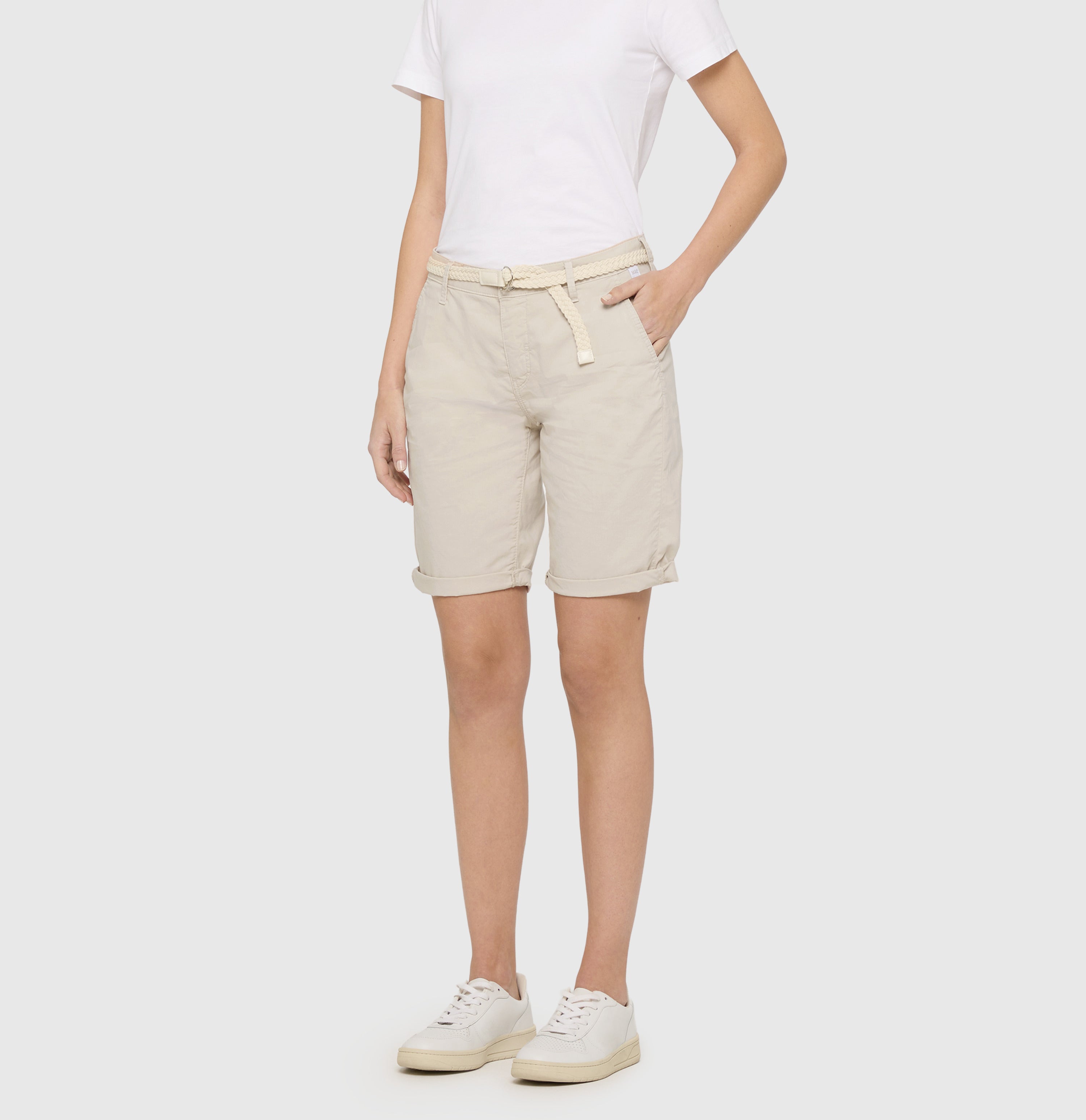 | CHINO SHORTS belt | ivory PPT | Front view of model
