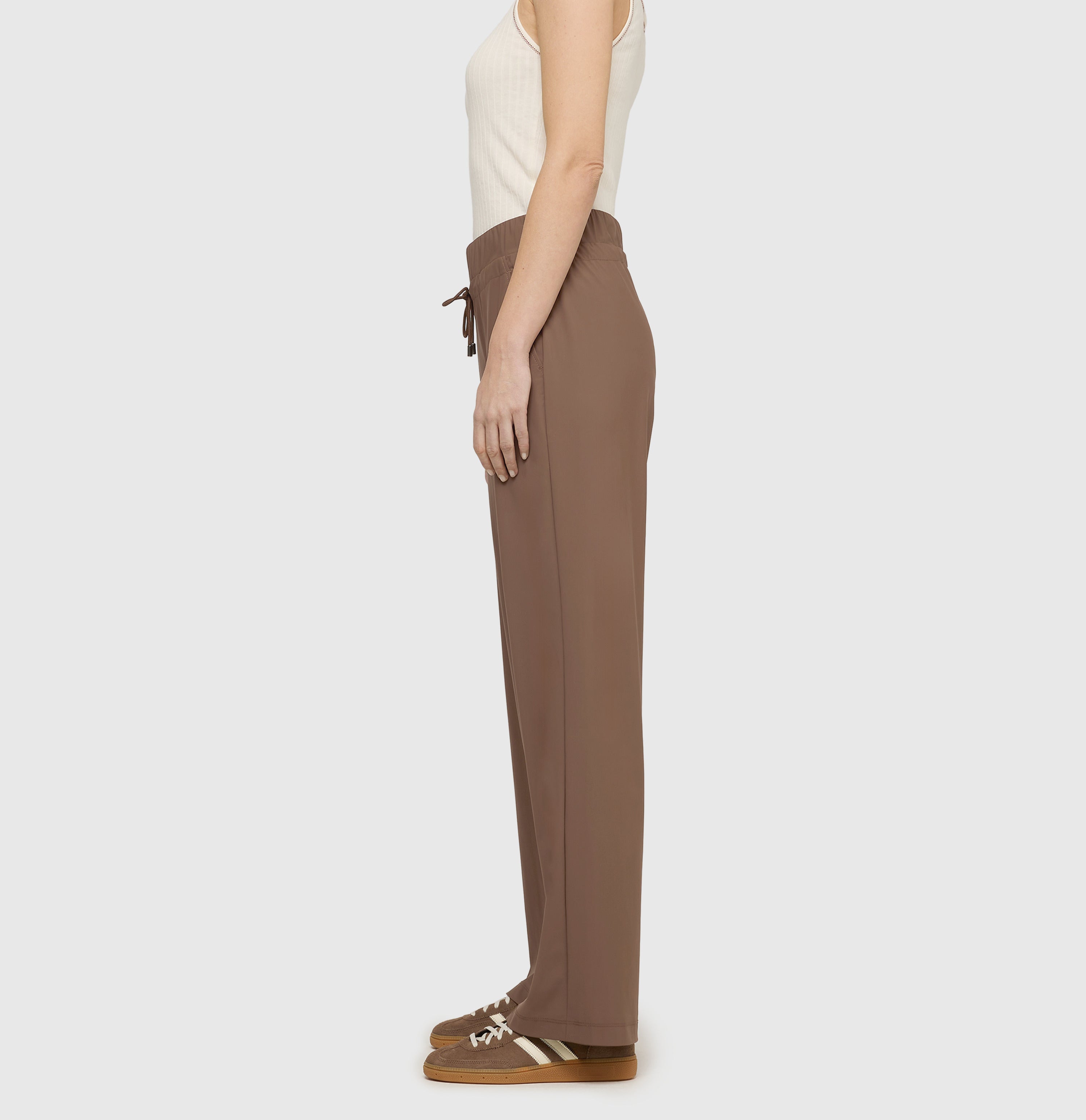 Jump-in trousers made of premium techno stretch. | EASY WIDELEG | fawn brown | Side view of model