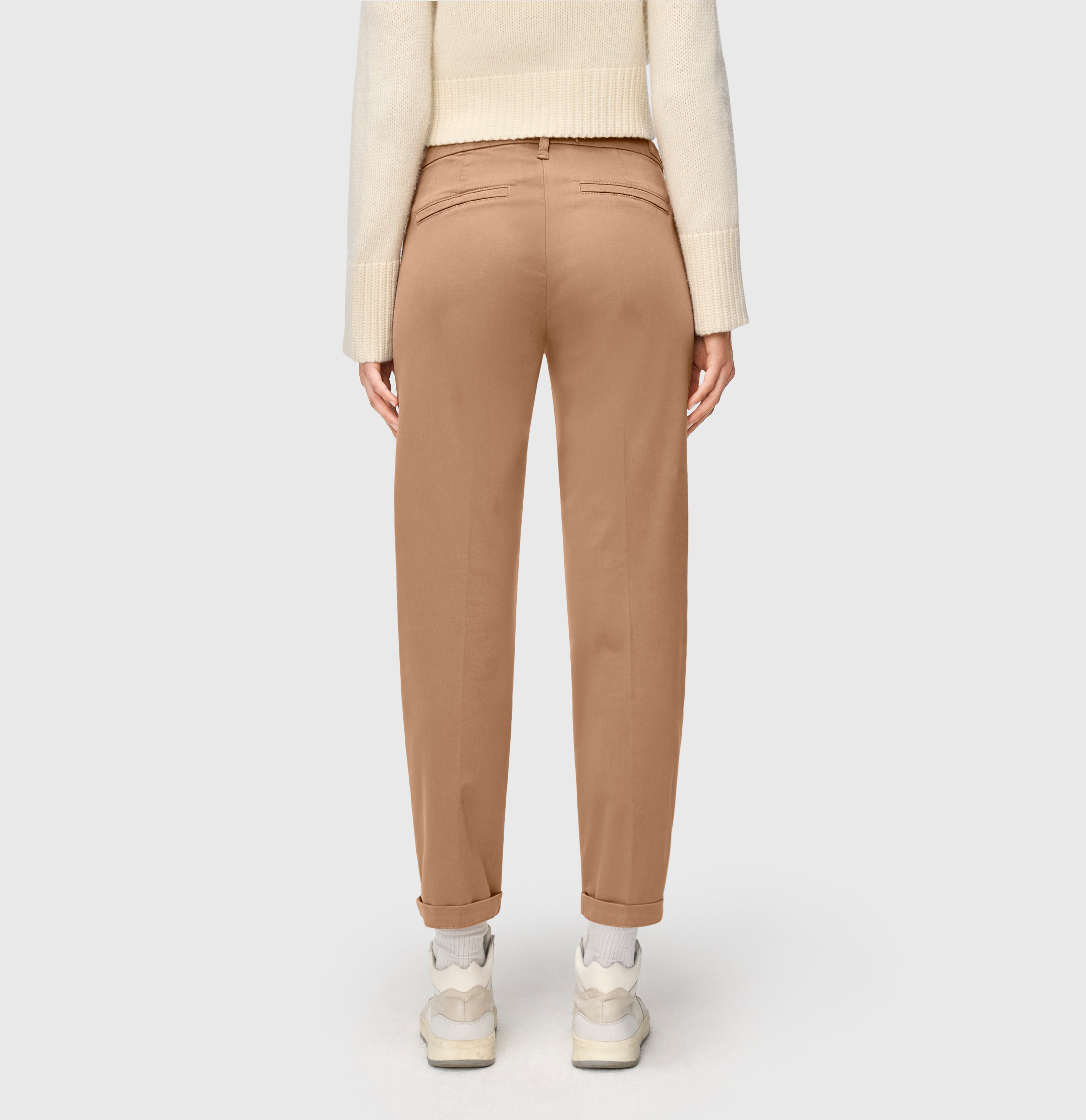Chino in a soft cotton-modal-lyocell blend. | CHINO turn up | light vicuna beige PPT | Back view of model