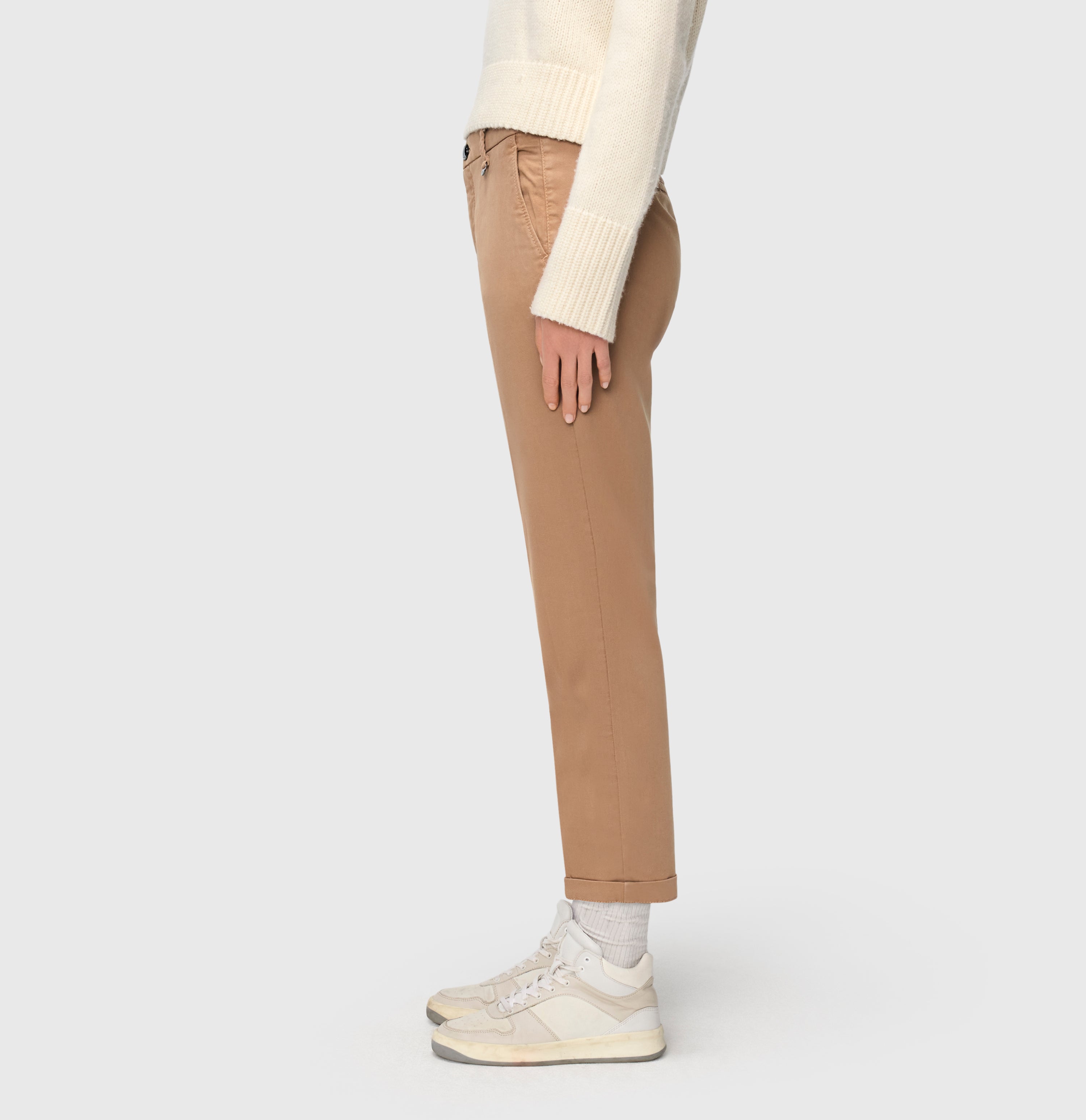 Chino in a soft cotton-modal-lyocell blend. | CHINO turn up | light vicuna beige PPT | Detailed view 2 of model