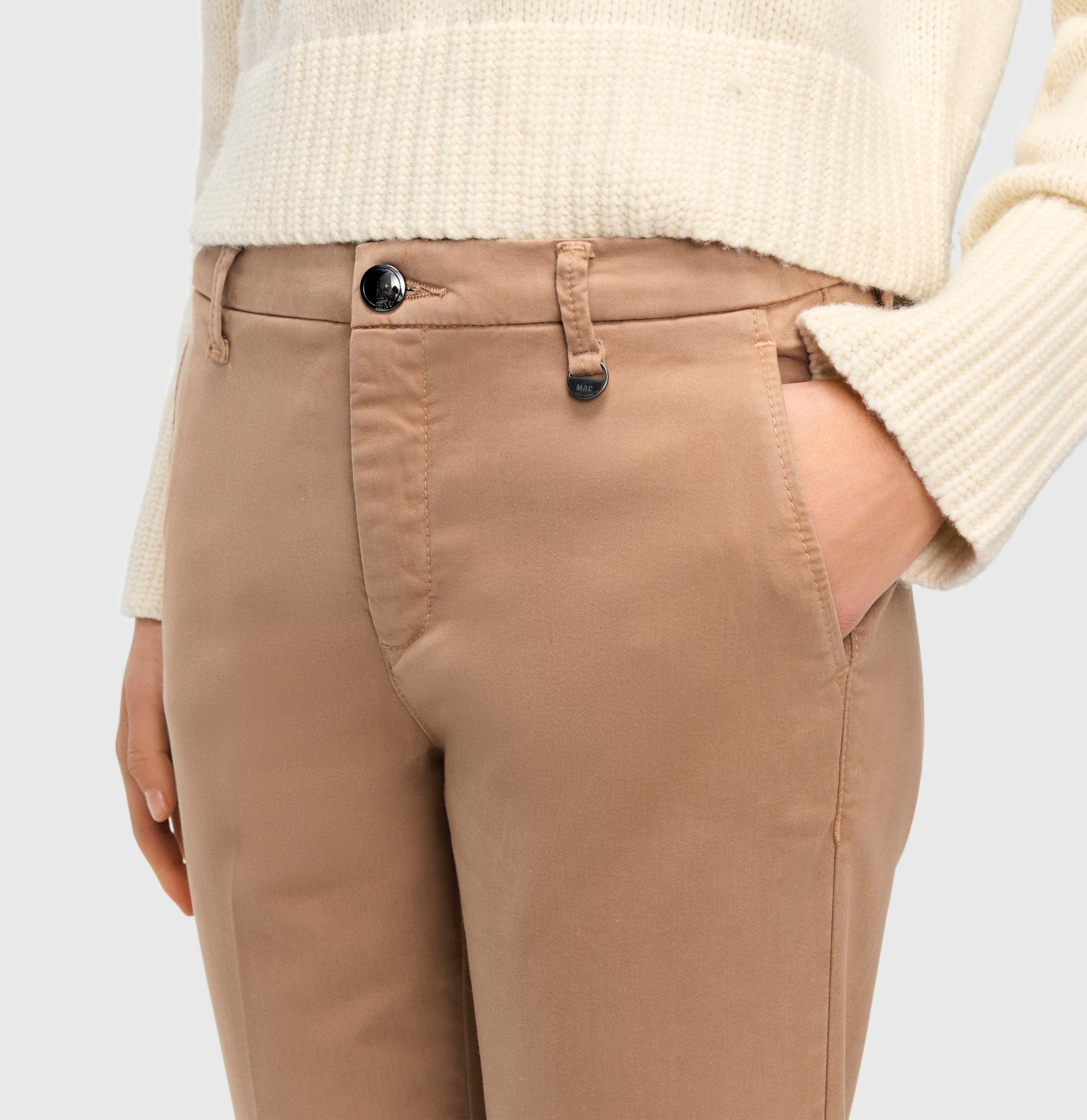 Chino in a soft cotton-modal-lyocell blend. | CHINO turn up | light vicuna beige PPT | Detailed view 3 of model