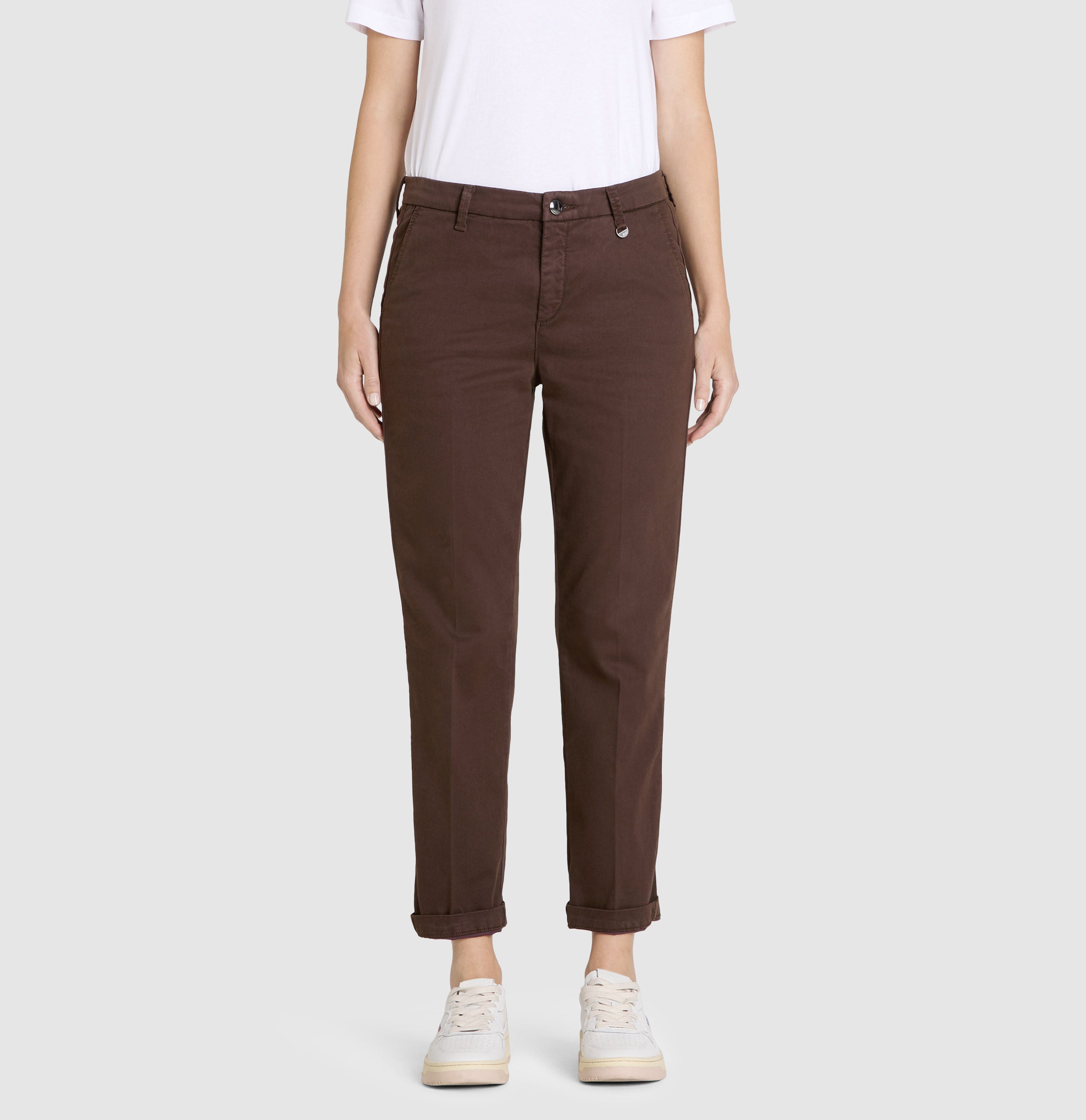 Chino in a soft cotton-modal-lyocell blend. | CHINO turn up | truffle brown PPT | Front view of model