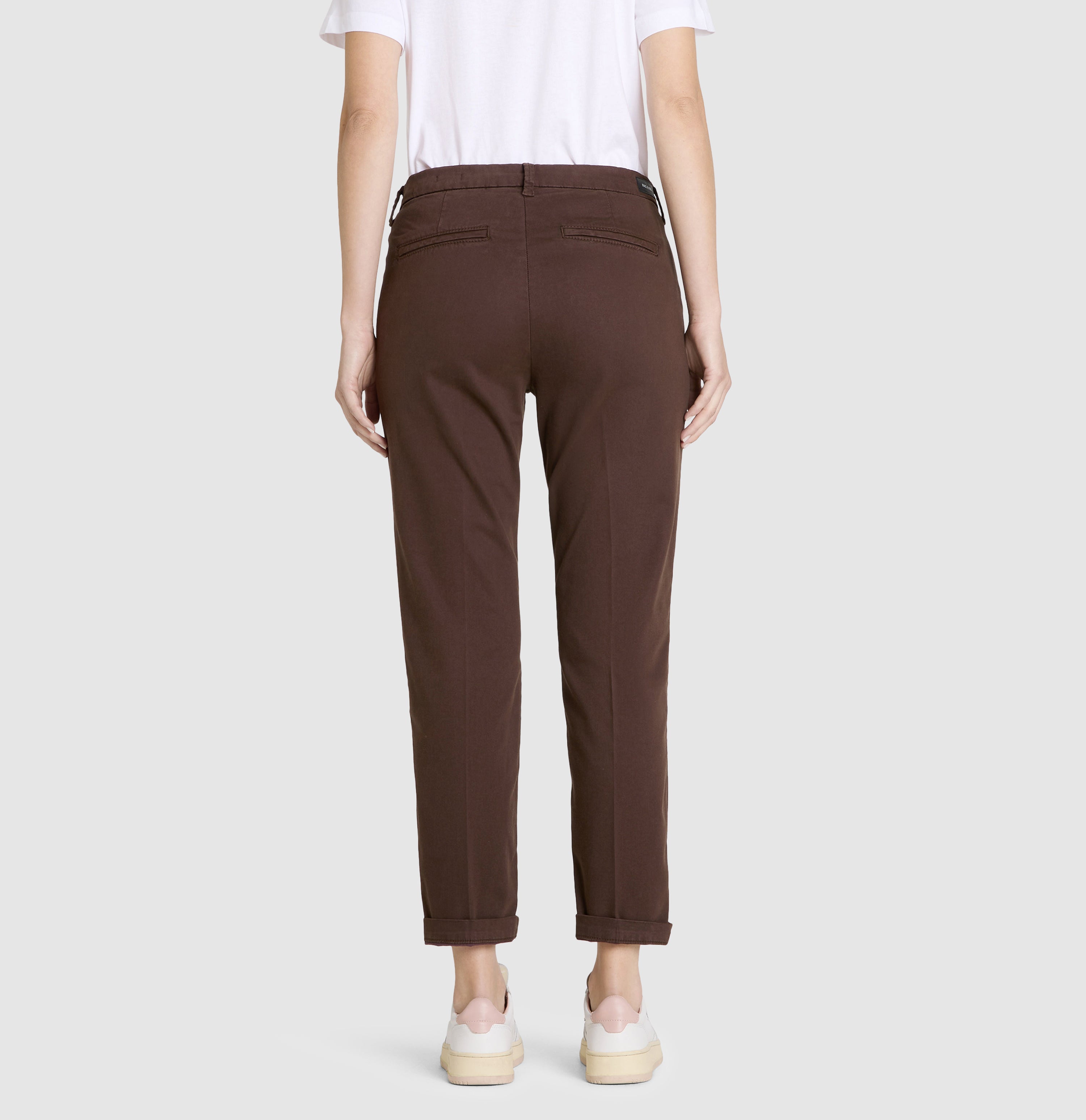 Chino in a soft cotton-modal-lyocell blend. | CHINO turn up | truffle brown PPT | Back view of model