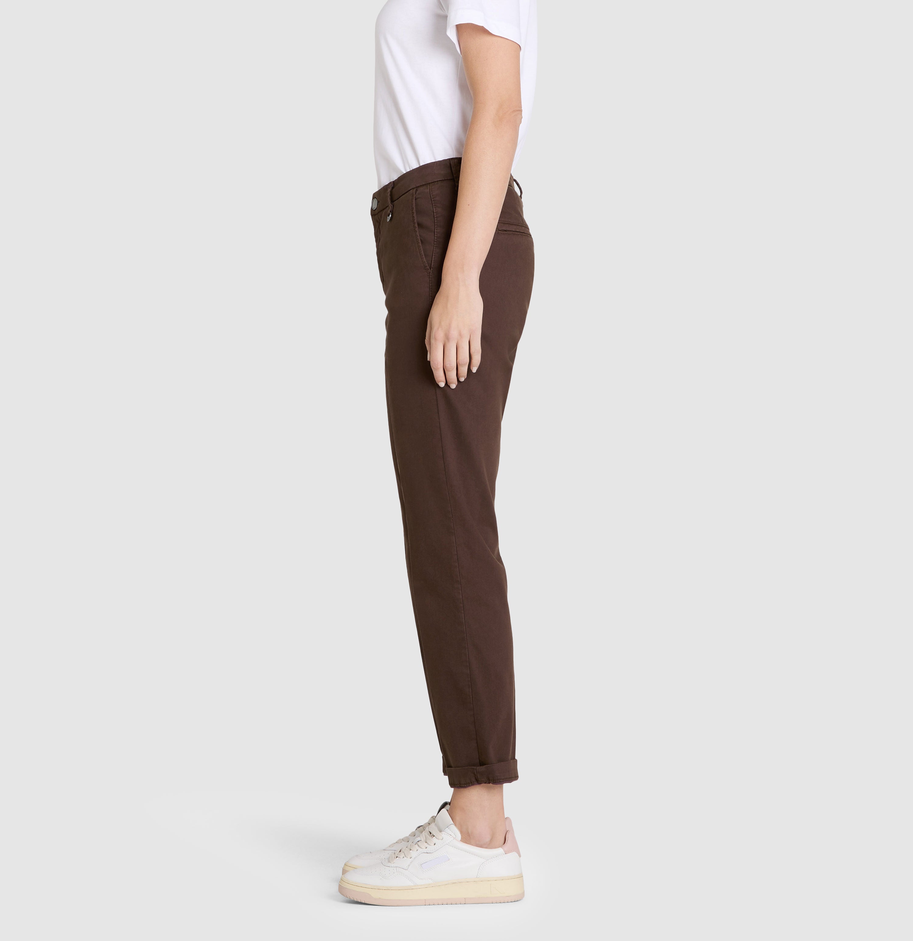 Chino in a soft cotton-modal-lyocell blend. | CHINO turn up | truffle brown PPT | Side view of model