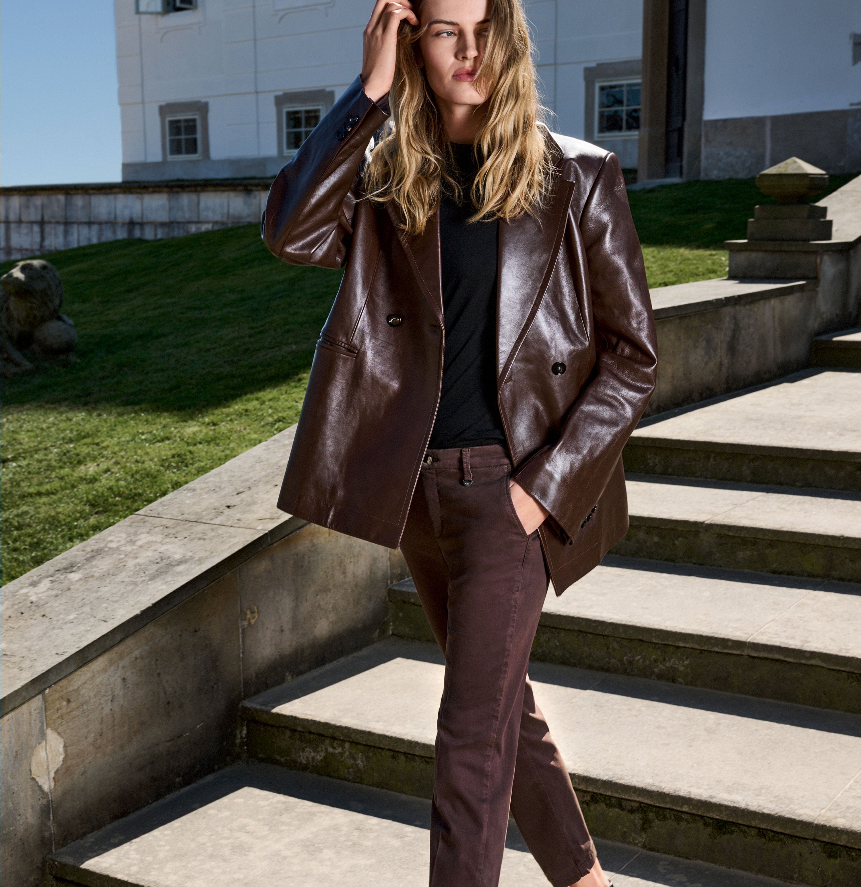 Chino in a soft cotton-modal-lyocell blend. | CHINO turn up | truffle brown PPT | Campaign image 3