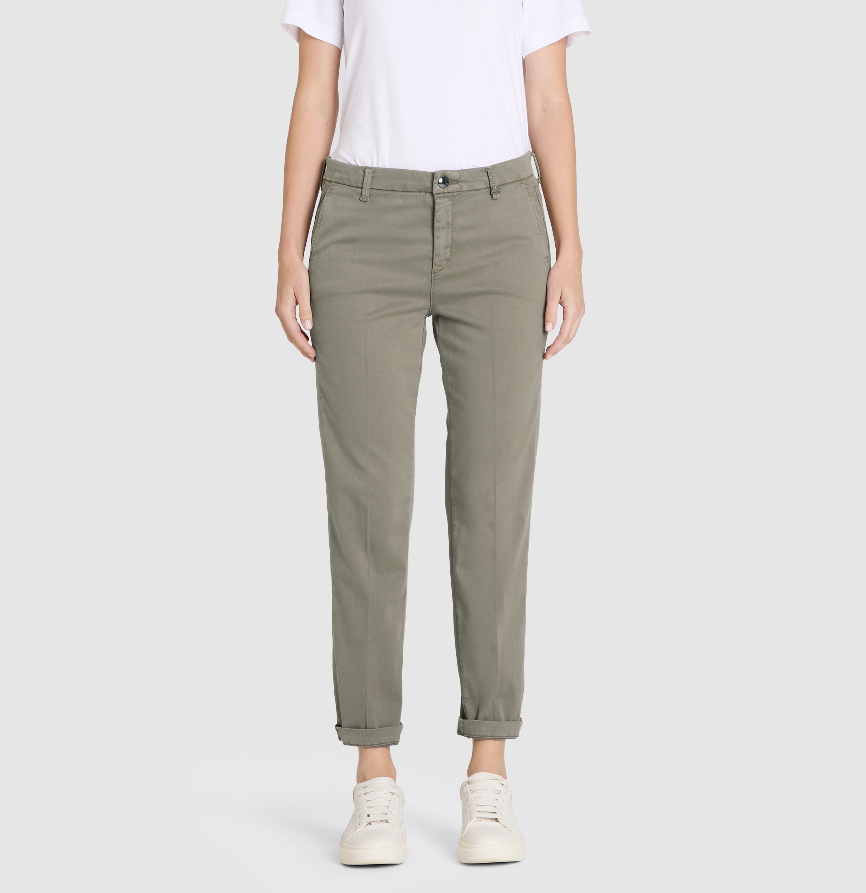 Chino in a soft cotton-modal-lyocell blend. | CHINO turn up | mud green PPT | Front view of model