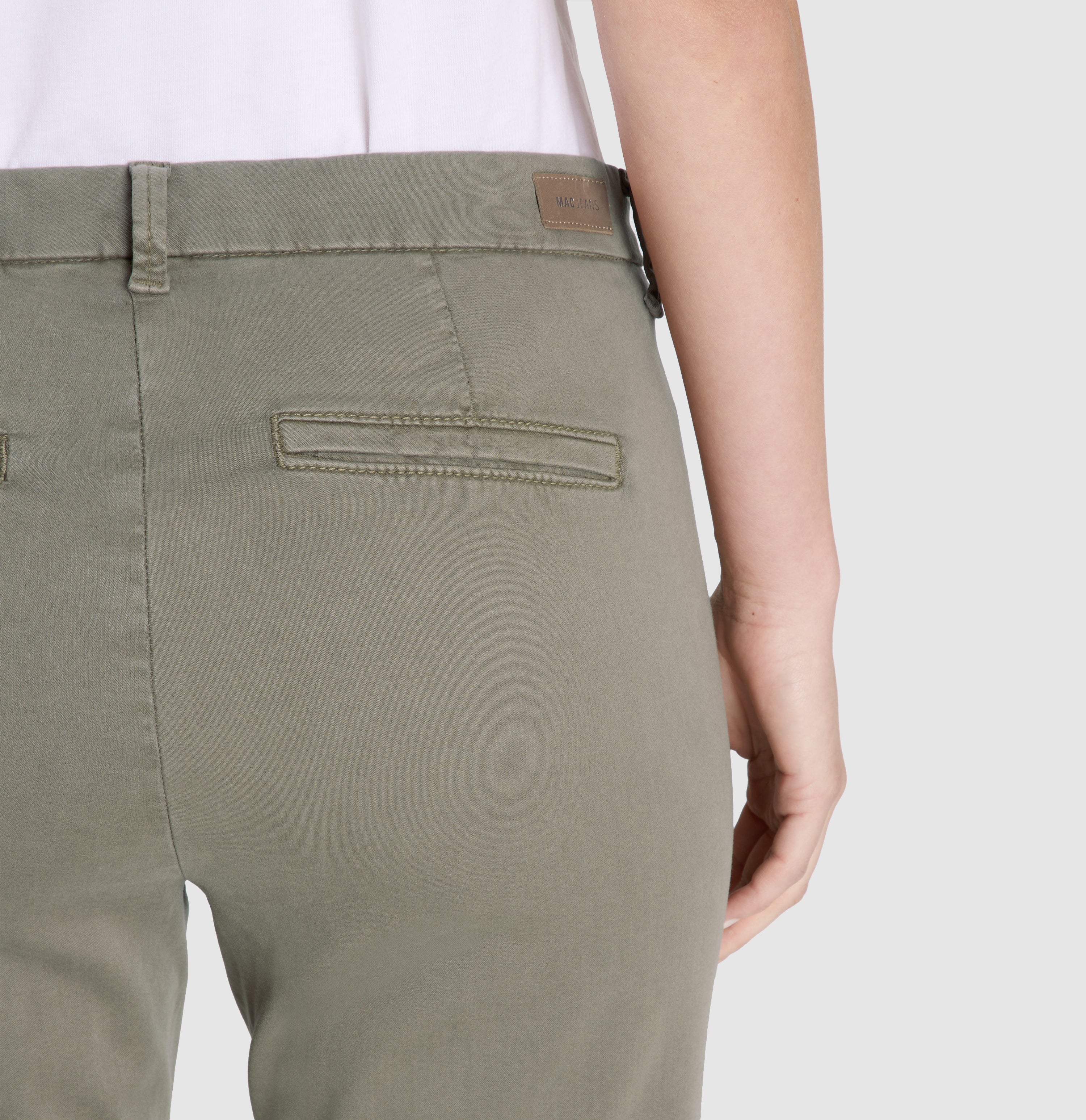 Chino in a soft cotton-modal-lyocell blend. | CHINO turn up | mud green PPT | Detailed view 2 of model
