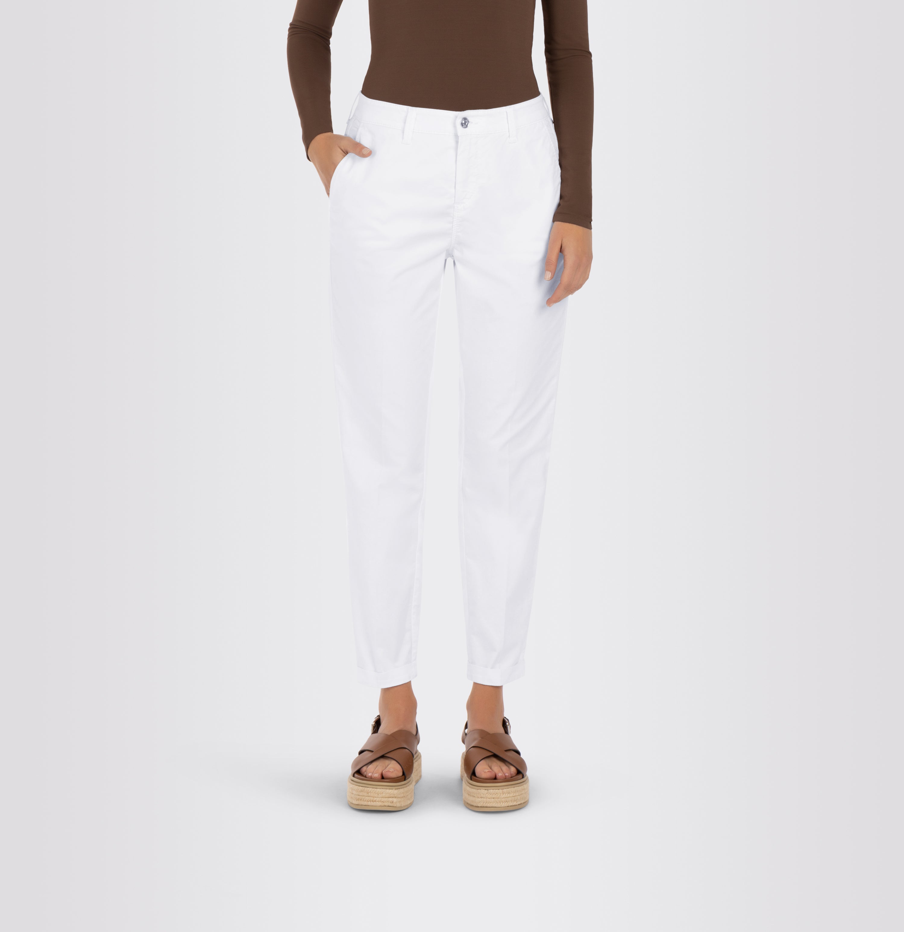 Turned-up chino with creases. | CHINO turn up | white | Front view of model