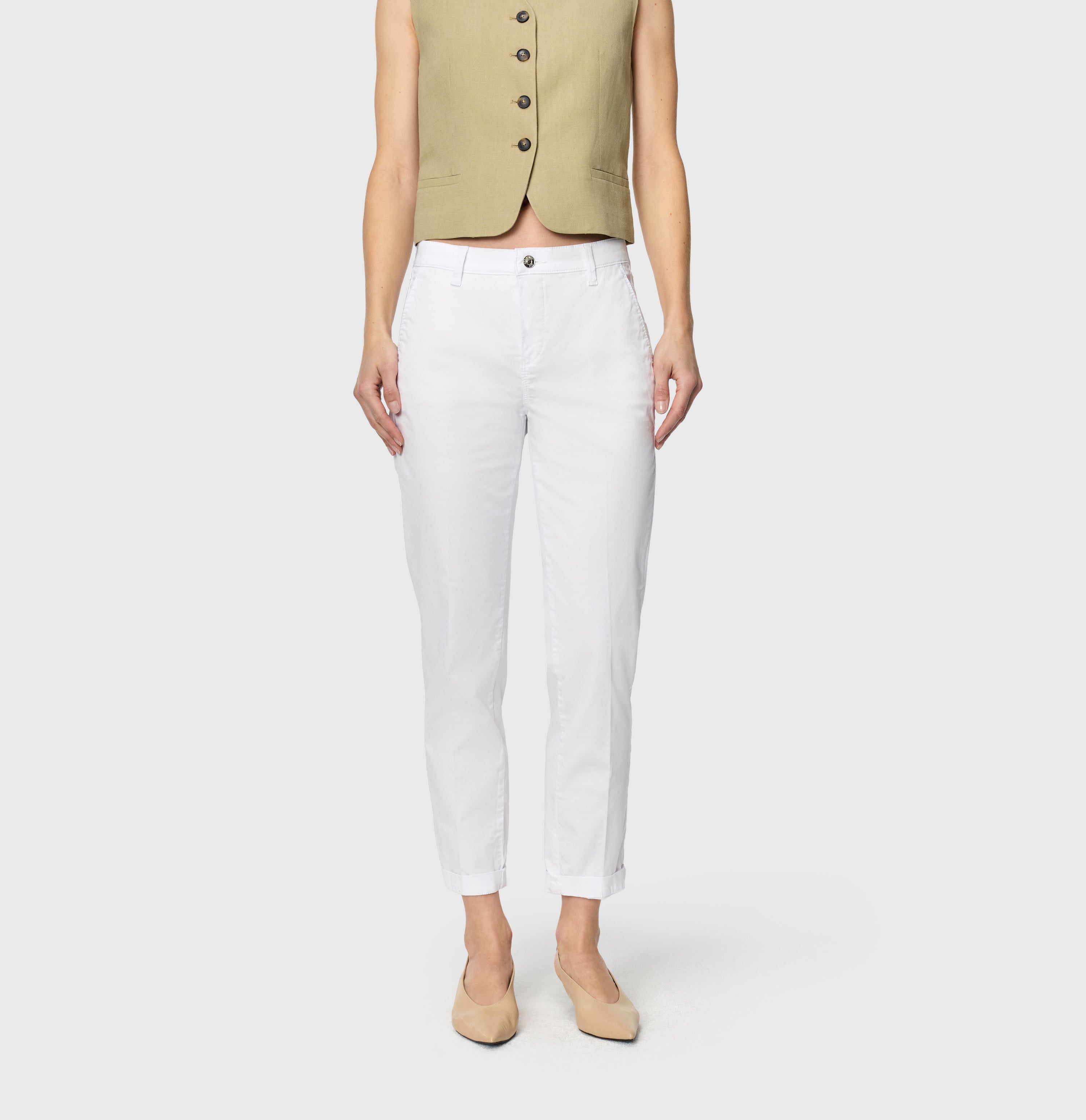 Turned-up chino with creases. | CHINO turn up | white | Front view of model