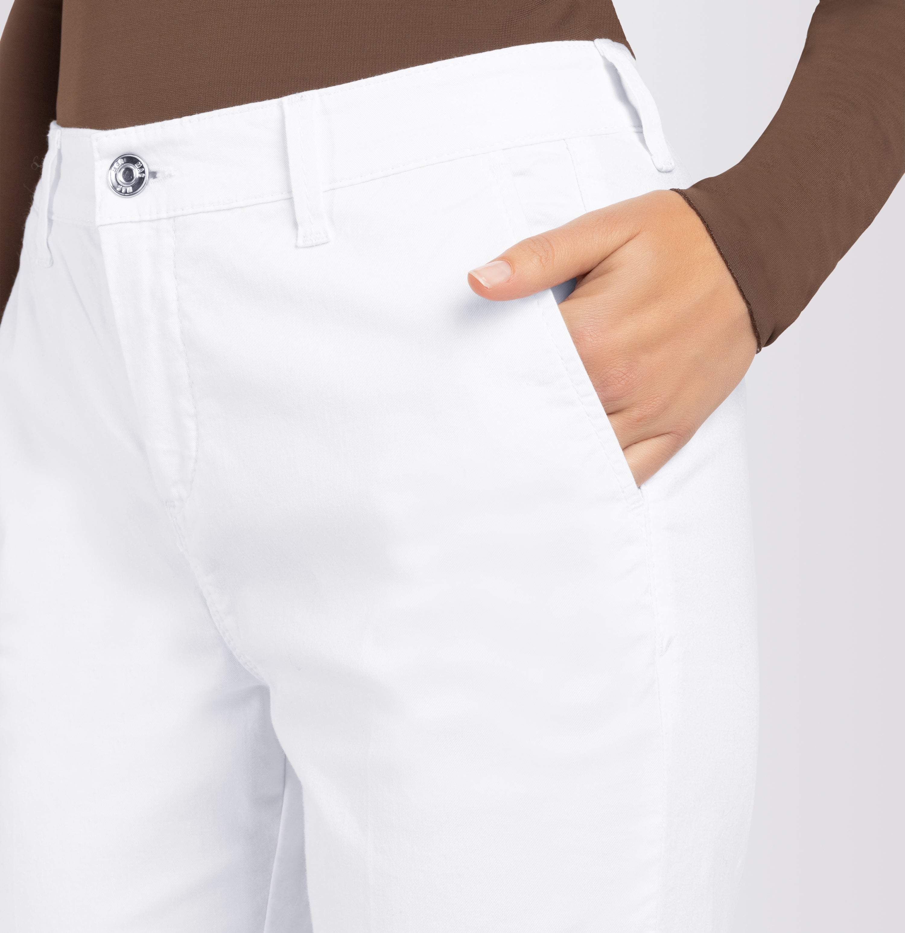 Turned-up chino with creases. | CHINO turn up | white | Side view of model
