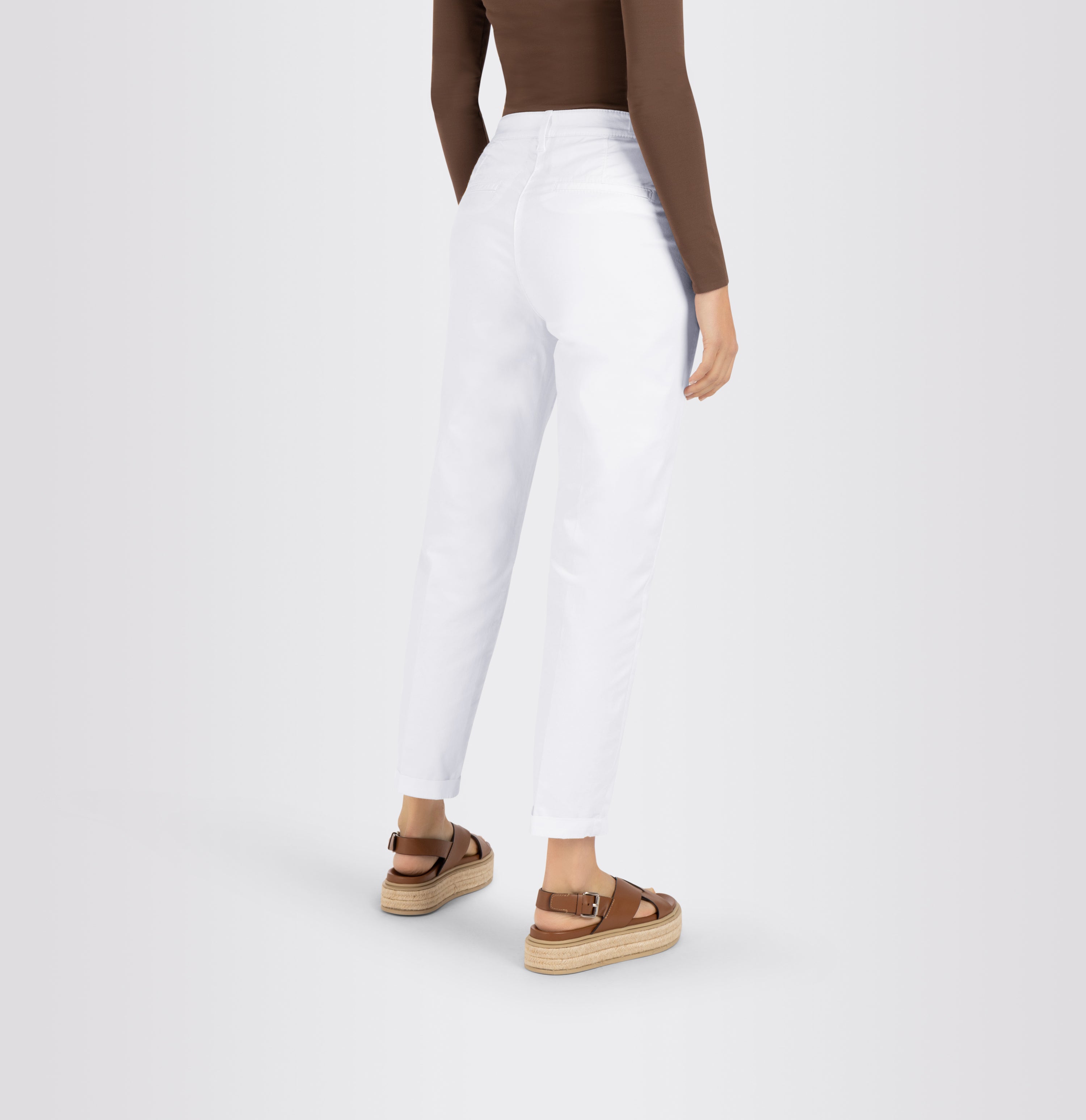 Turned-up chino with creases. | CHINO turn up | white | Detailed view 3 of model