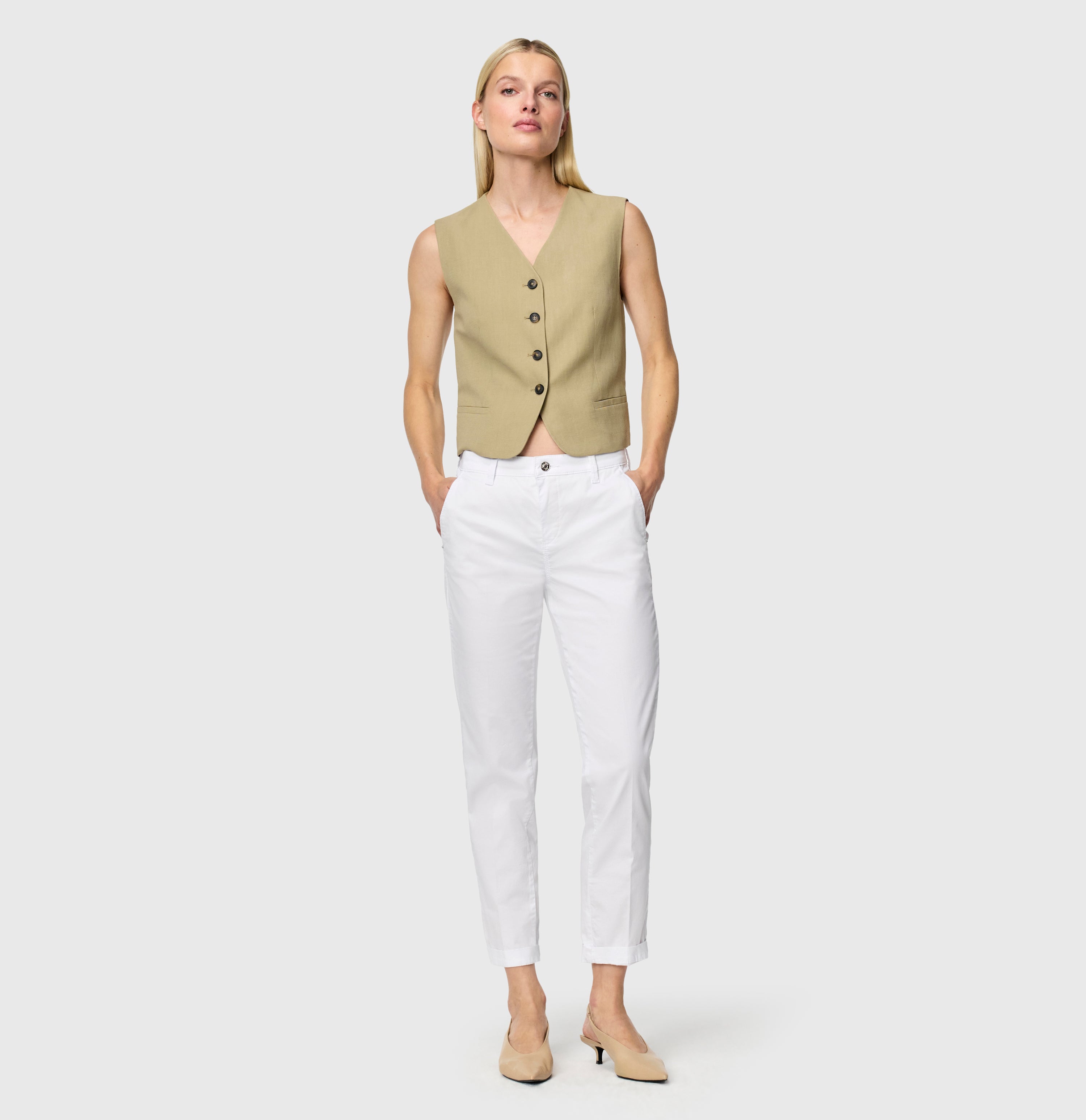 Turned-up chino with creases. | CHINO turn up | white | Full-body of model