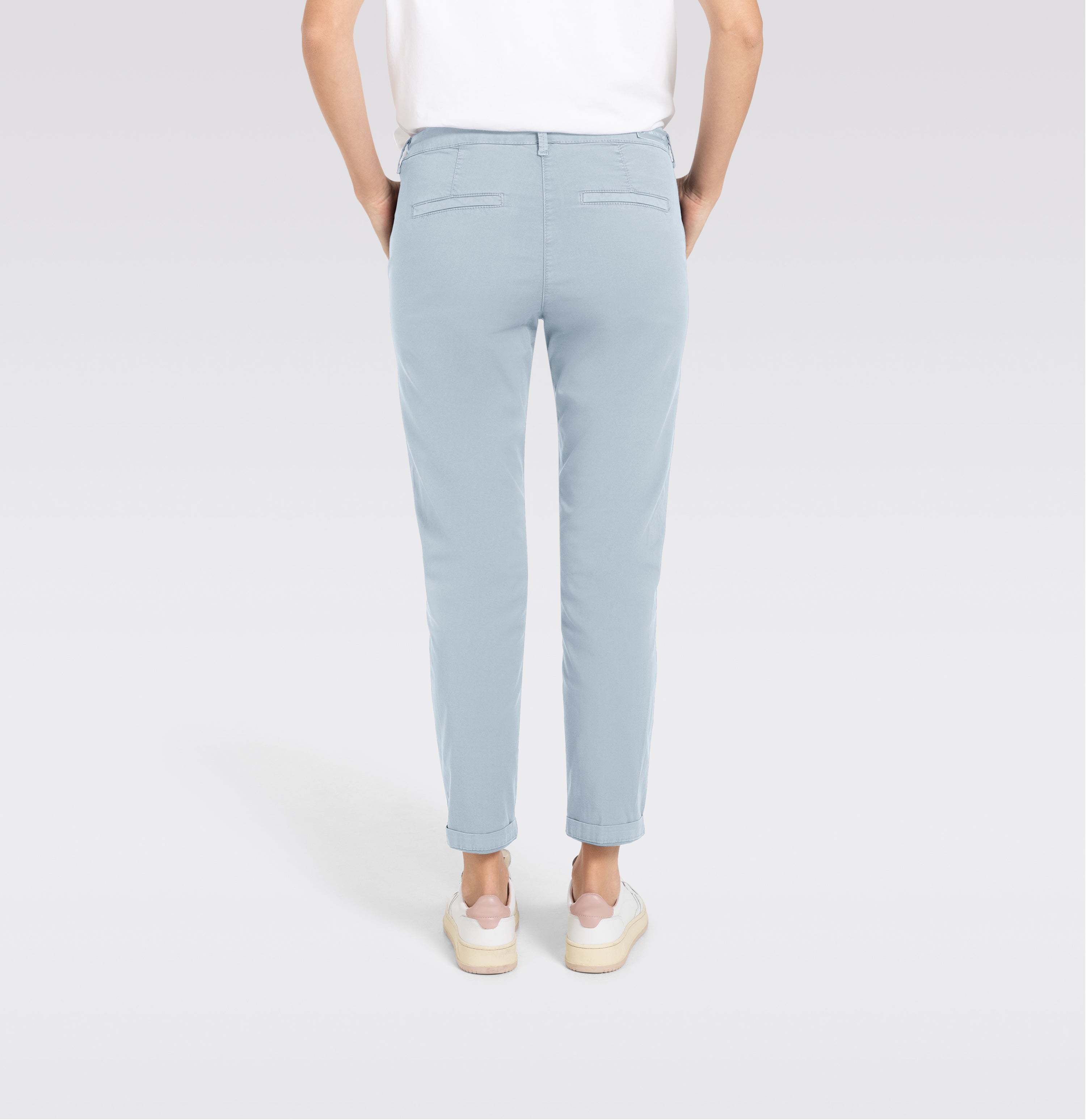 Turned-up chino with creases. | CHINO turn up | ice blue PPT | Back view of model