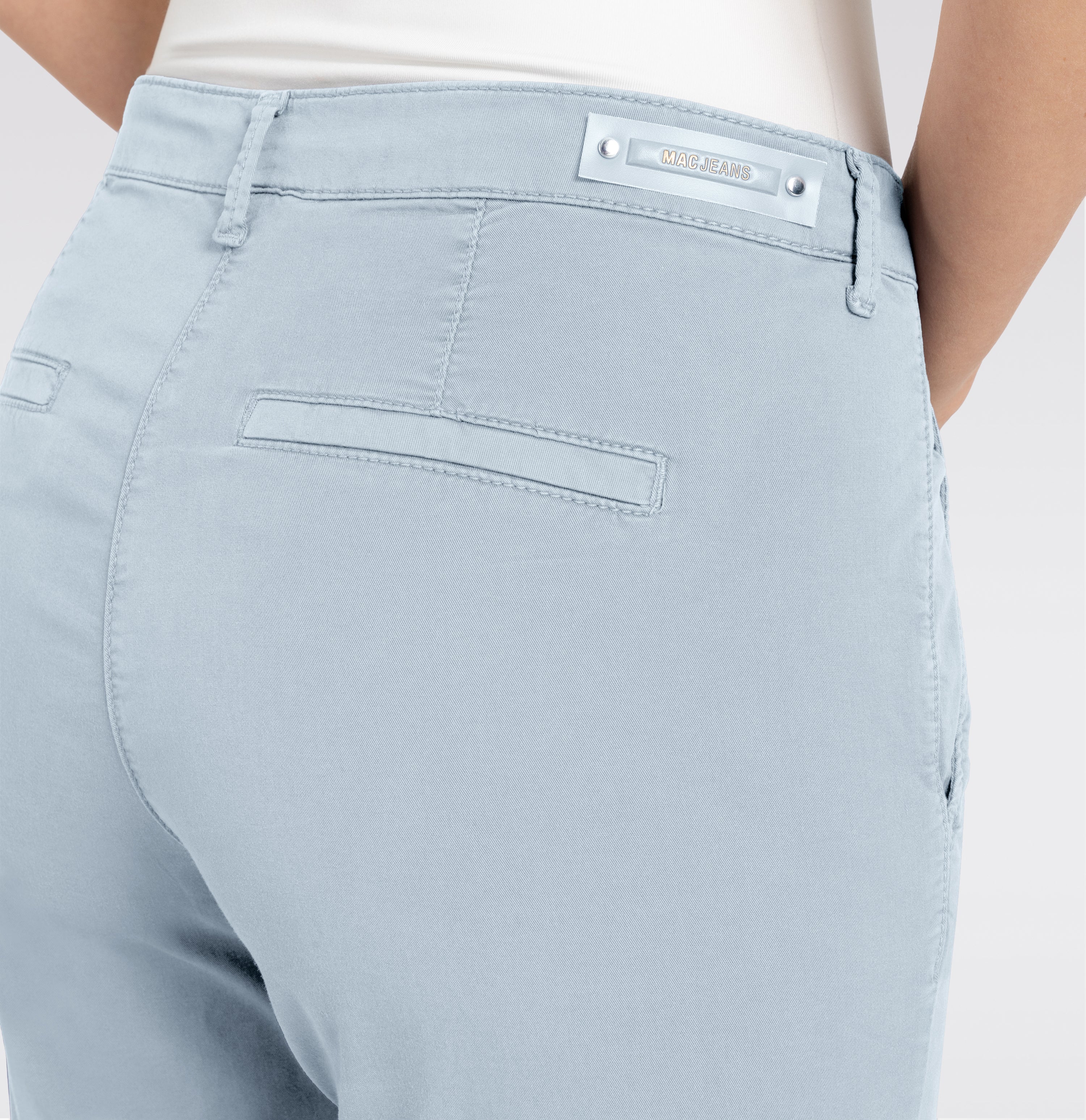 Turned-up chino with creases. | CHINO turn up | ice blue PPT | Side view of model