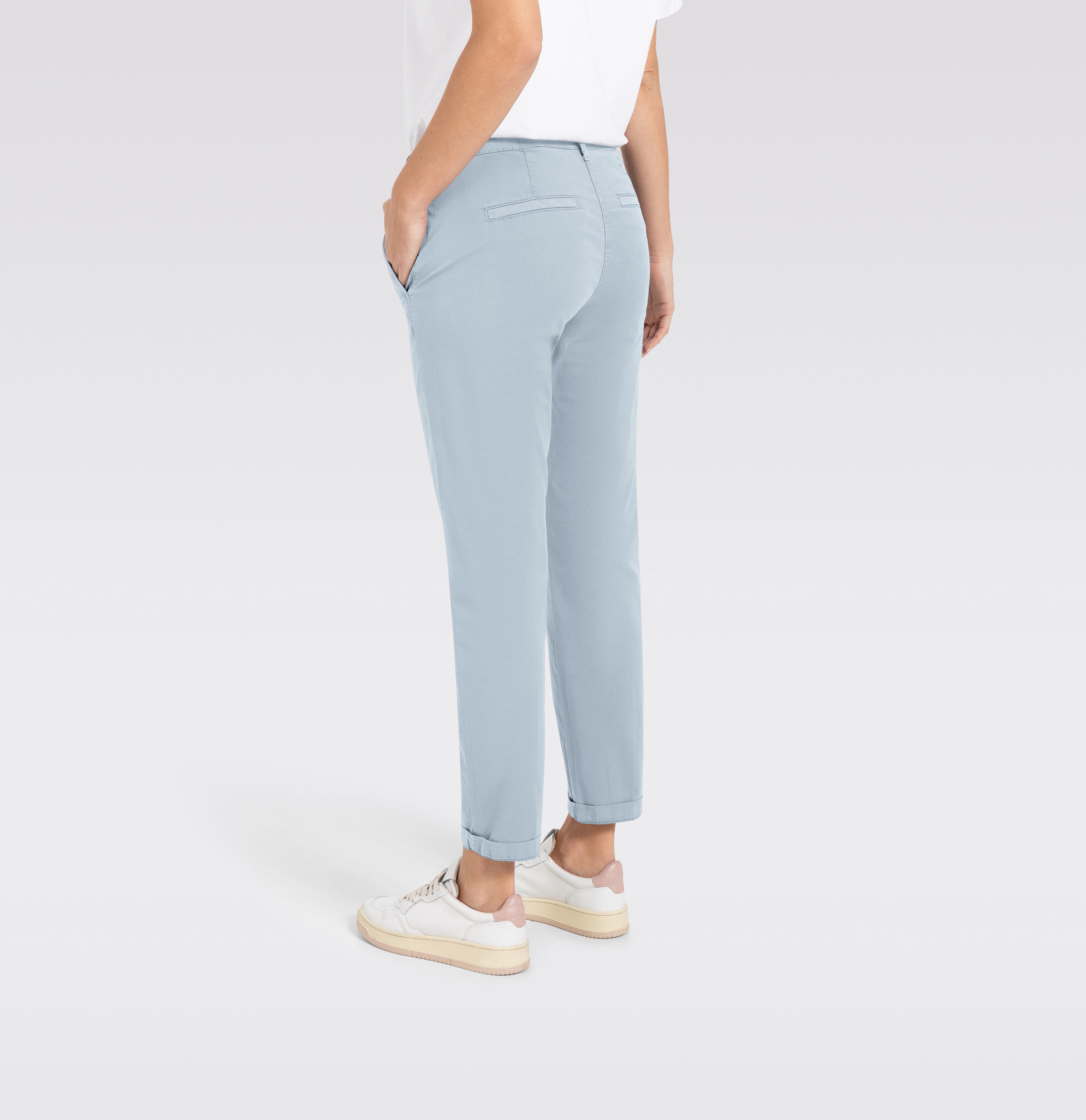 Turned-up chino with creases. | CHINO turn up | ice blue PPT | Detailed view 2 of model