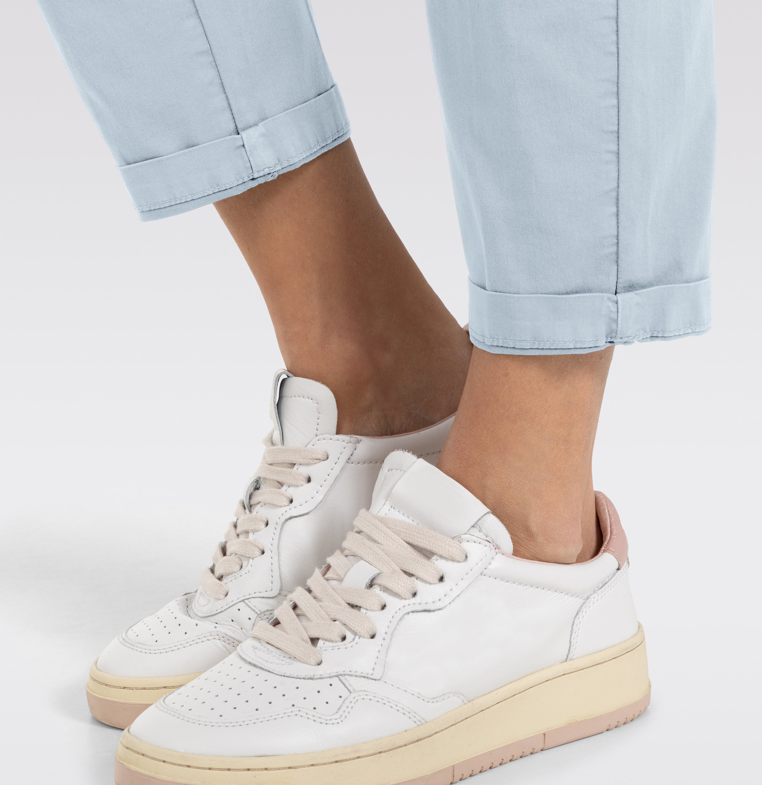 Turned-up chino with creases. | CHINO turn up | ice blue PPT | Detailed view 3 of model