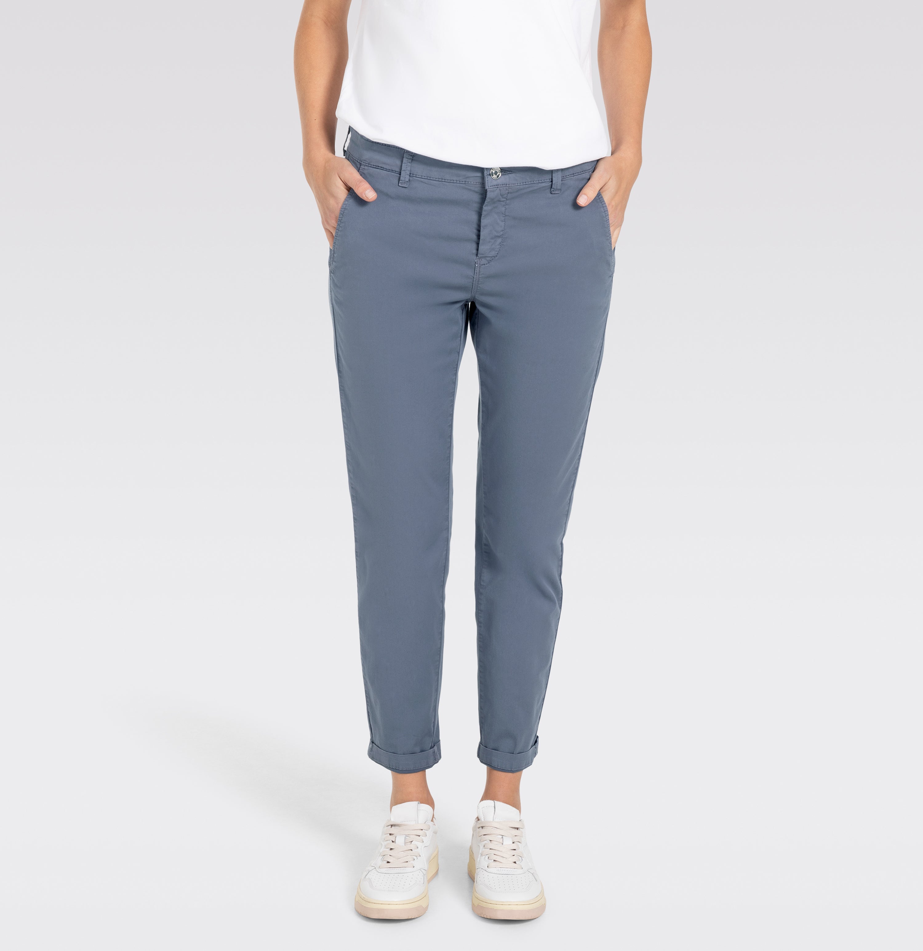 Turned-up chino with creases. | CHINO turn up | grisaille PPT | Front view of model