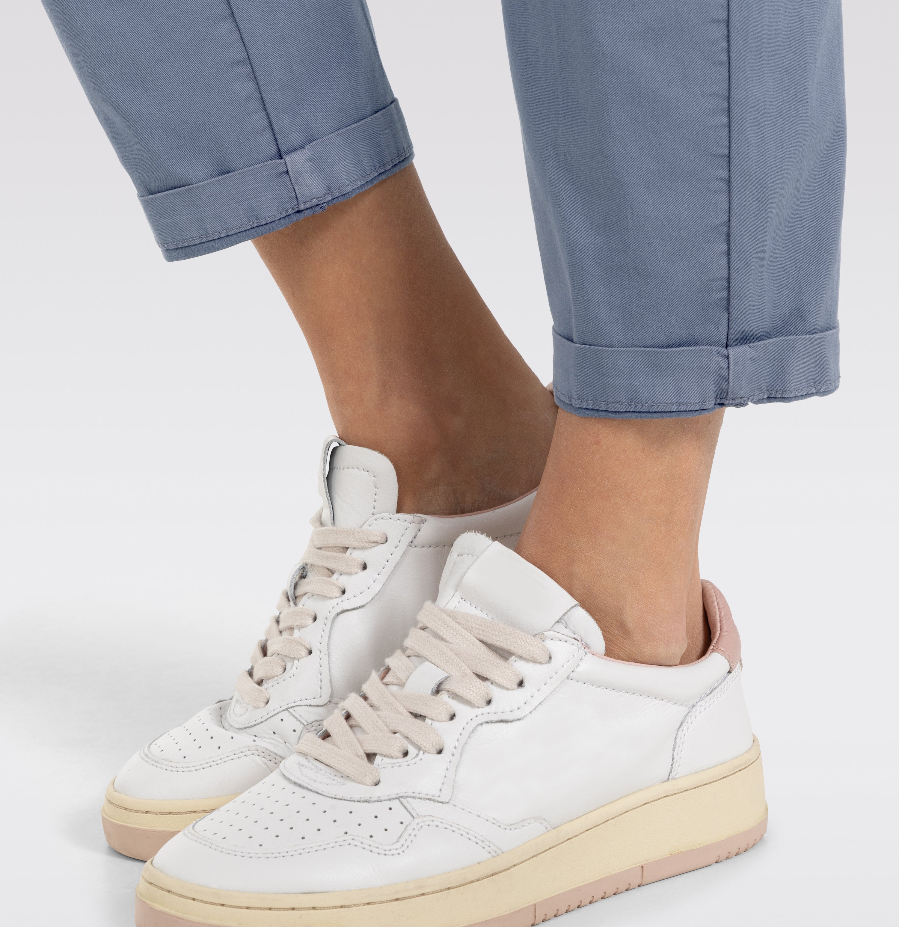 Turned-up chino with creases. | CHINO turn up | grisaille PPT | Detailed view 3 of model