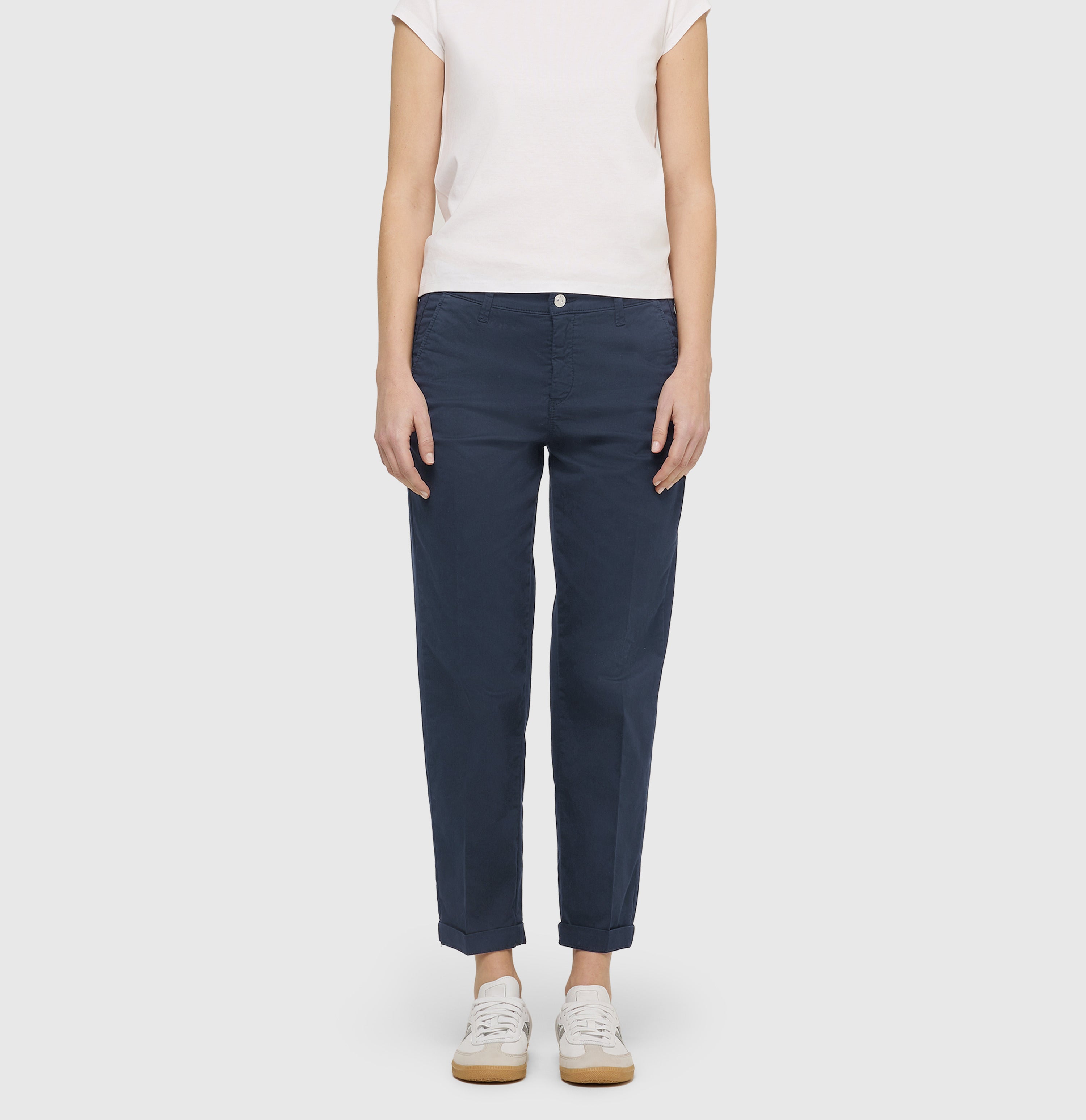 Turned-up chino with creases. | CHINO turn up | dark blue PPT | Front view of model