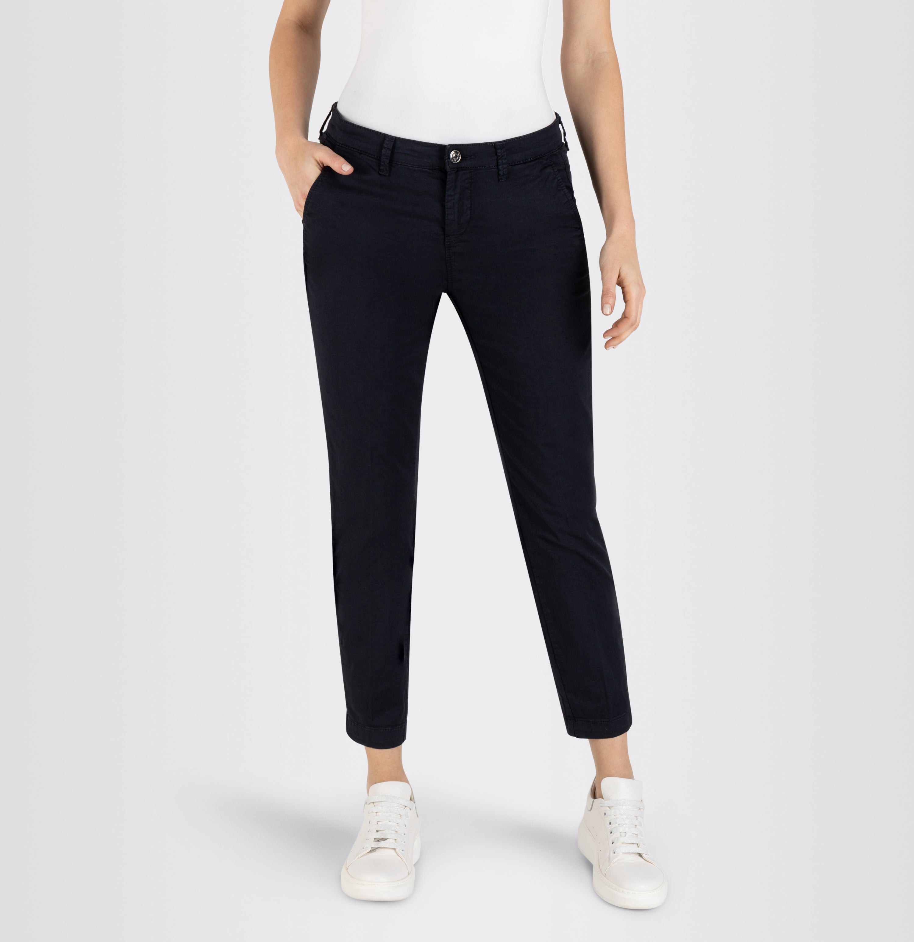 Turned-up chino with creases. | CHINO turn up | dark blue PPT | Front view of model