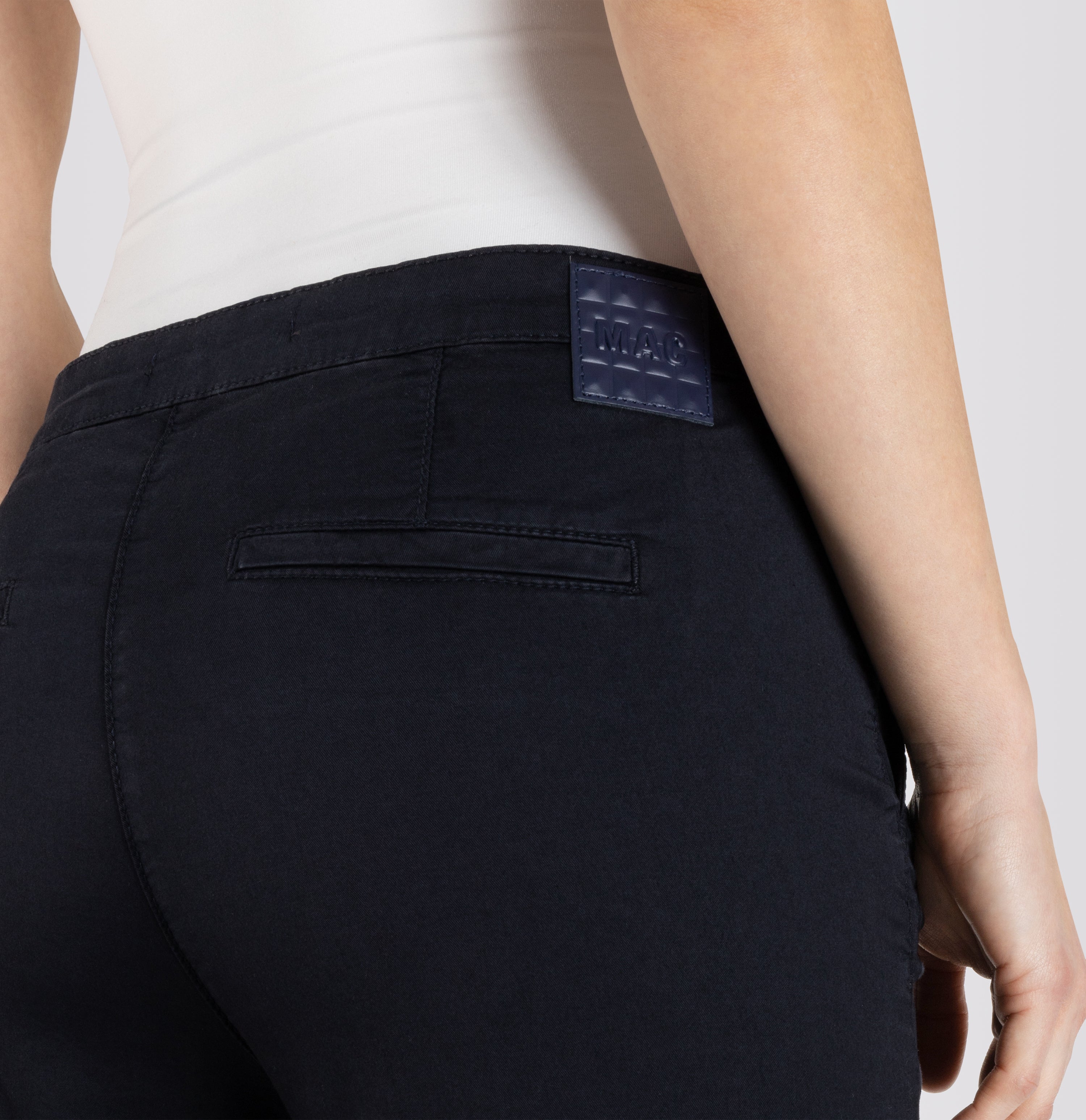 Turned-up chino with creases. | CHINO turn up | dark blue PPT | Side view of model