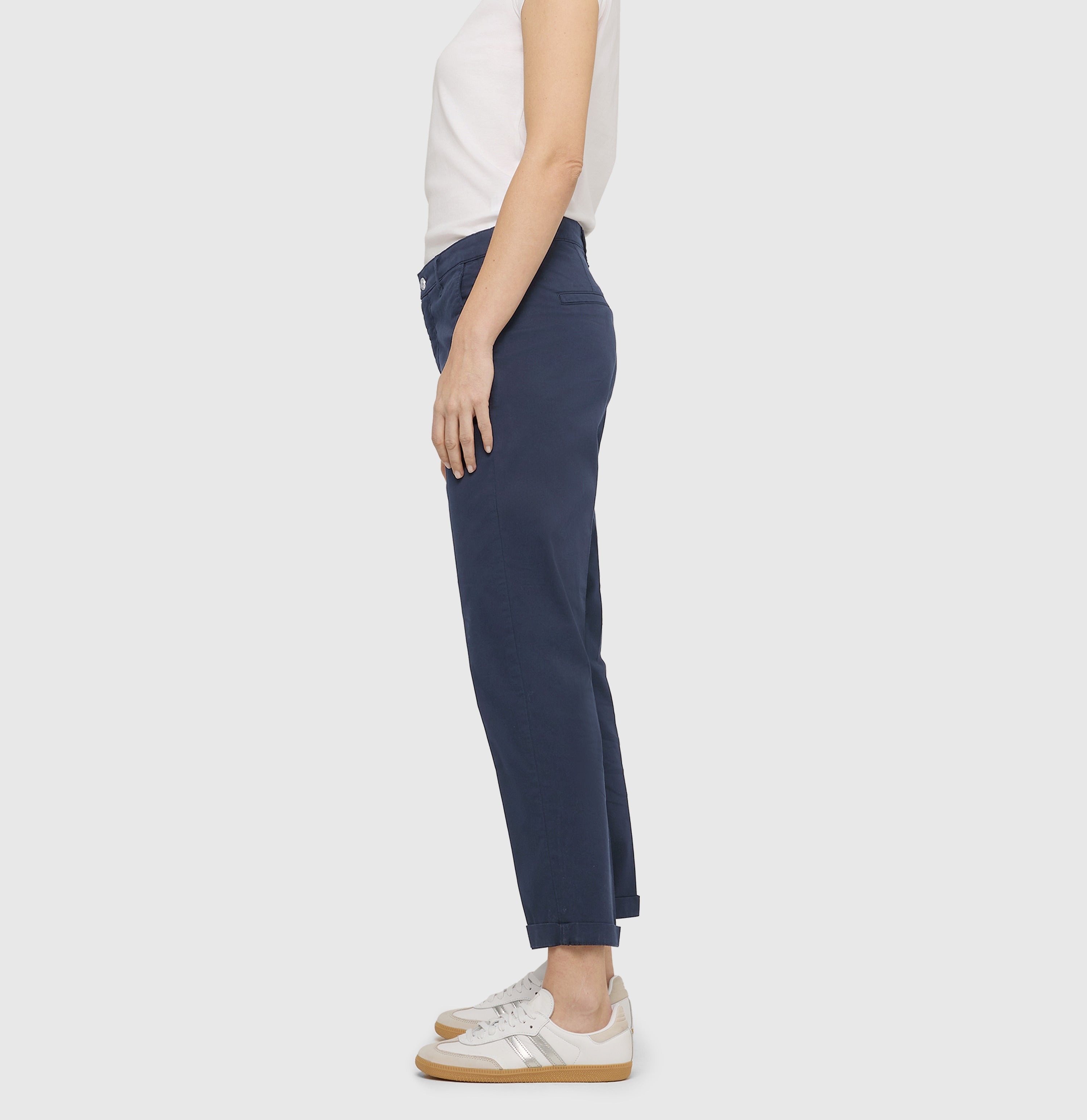 Turned-up chino with creases. | CHINO turn up | dark blue PPT | Side view of model