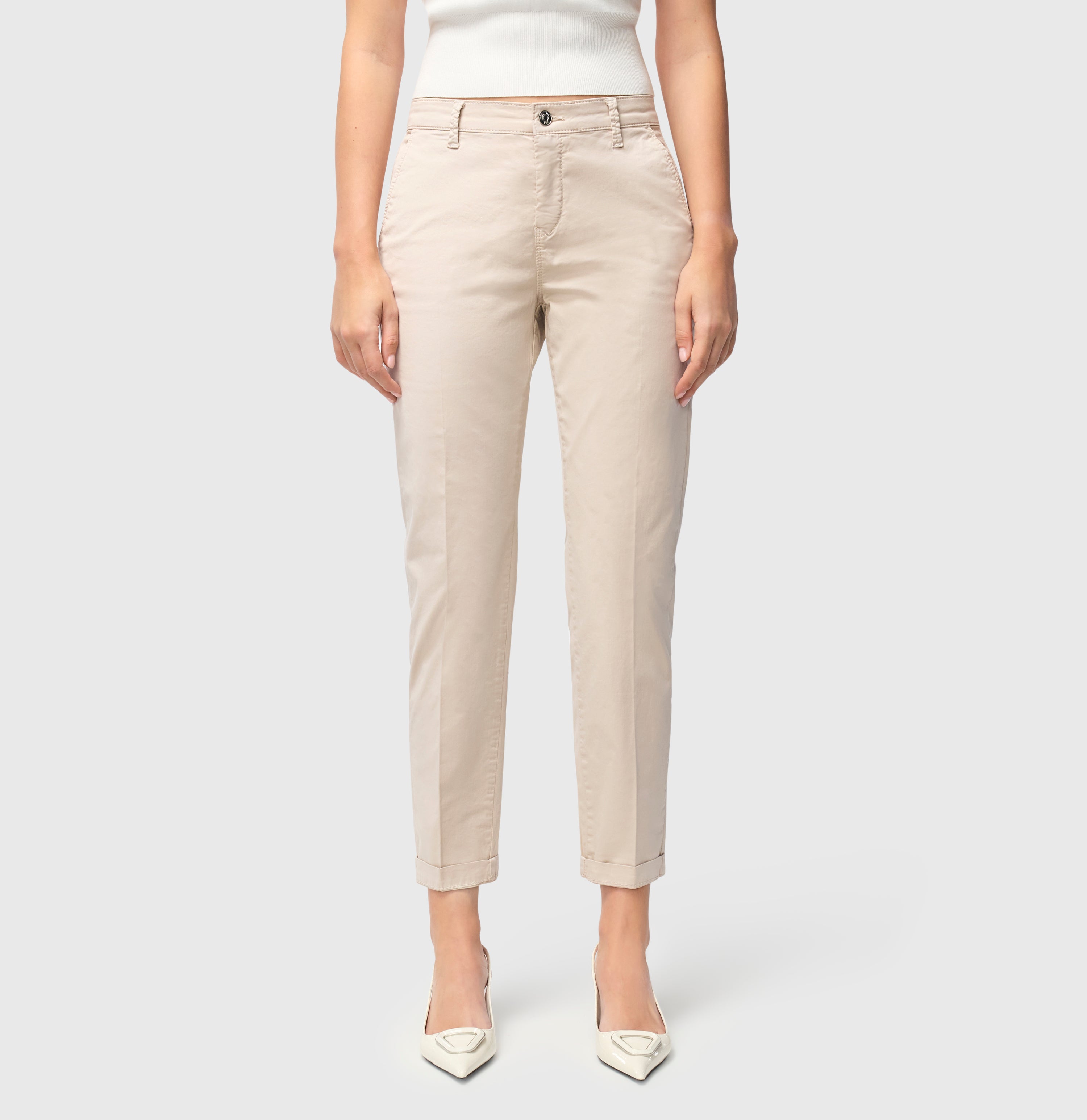 Turned-up chino with creases. | CHINO turn up | ivory PPT | Front view of model