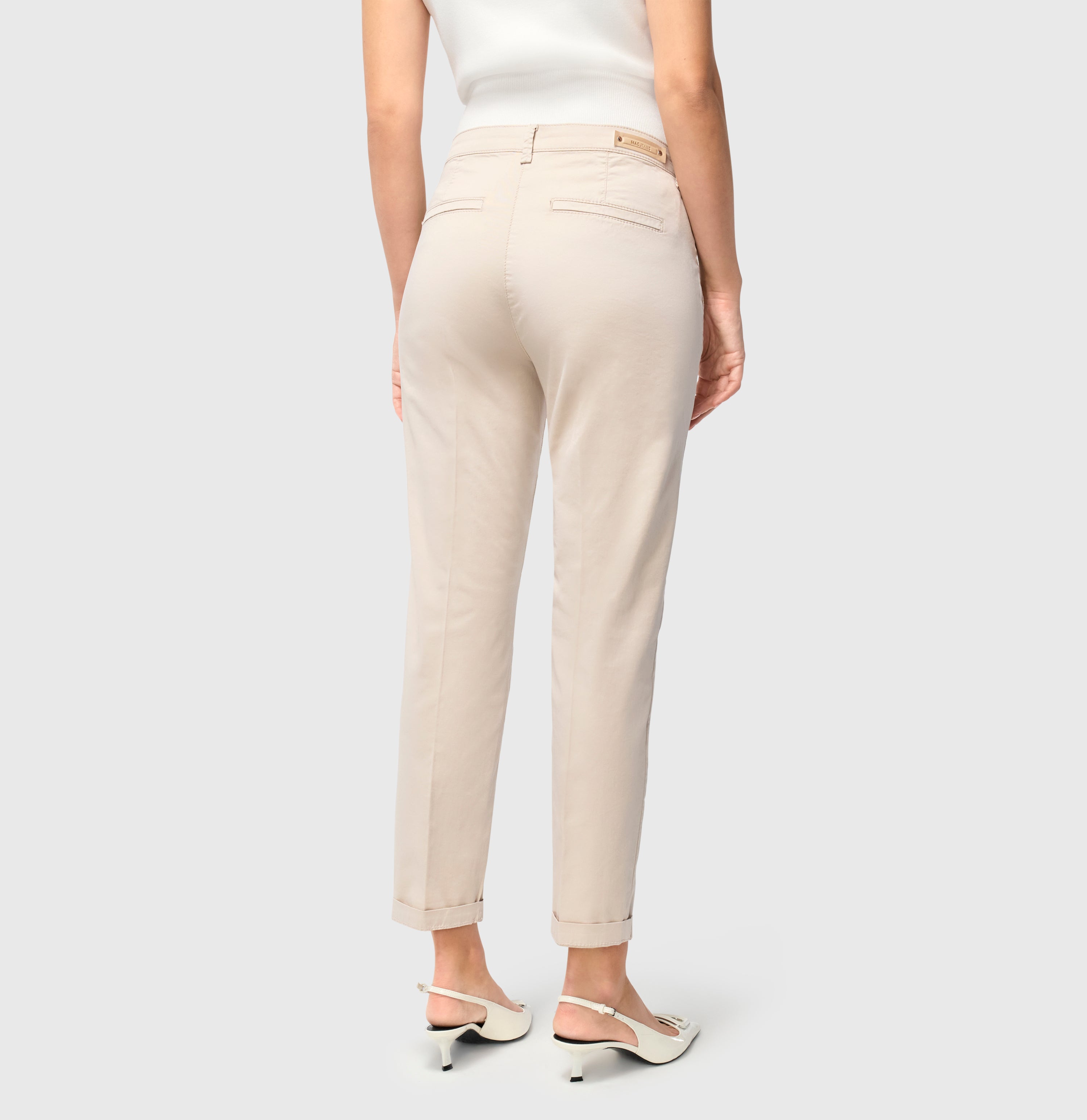 Turned-up chino with creases. | CHINO turn up | ivory PPT | Back view of model