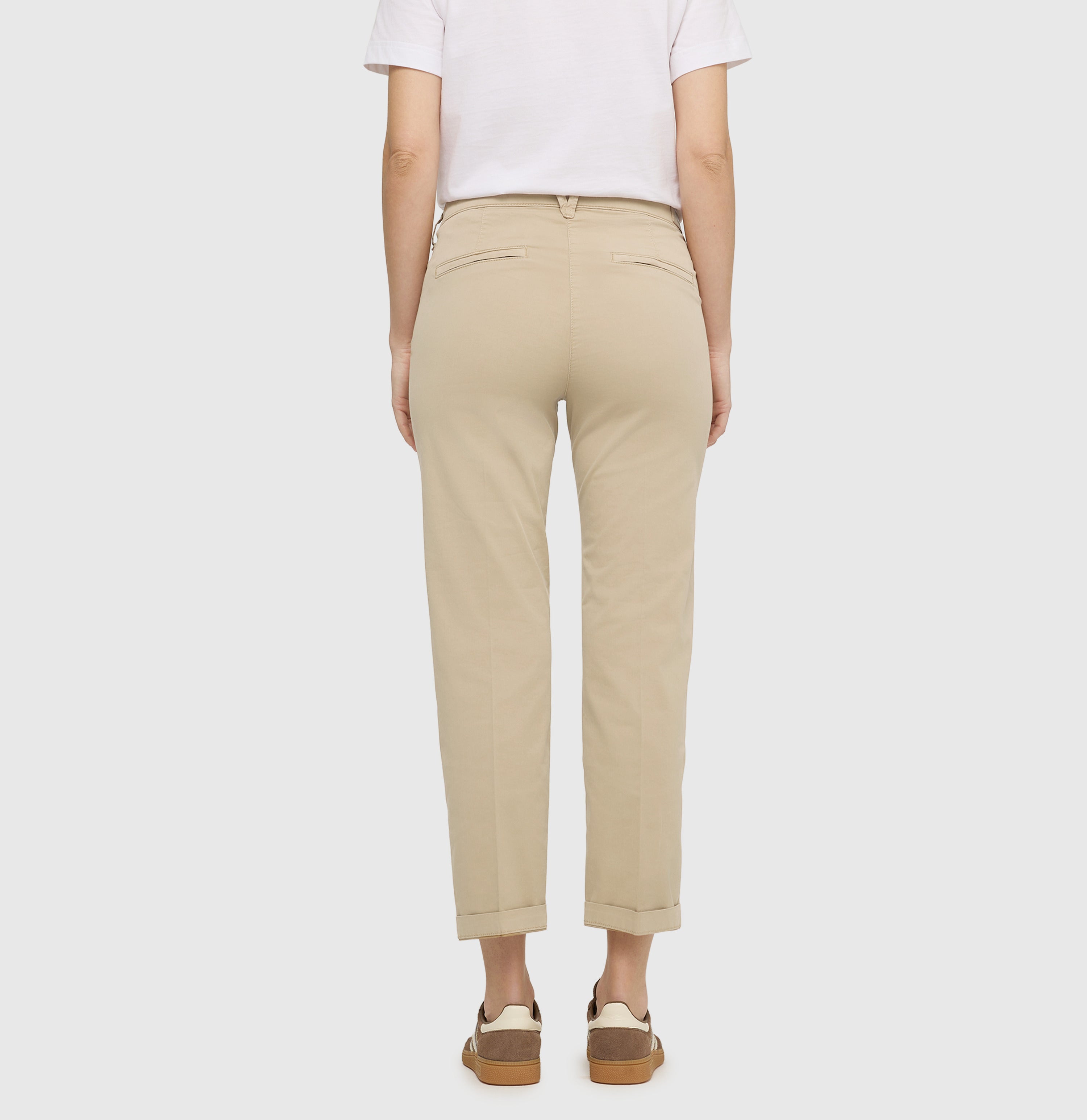 Turned-up chino with creases. | CHINO turn up | golden terra PPT | Back view of model