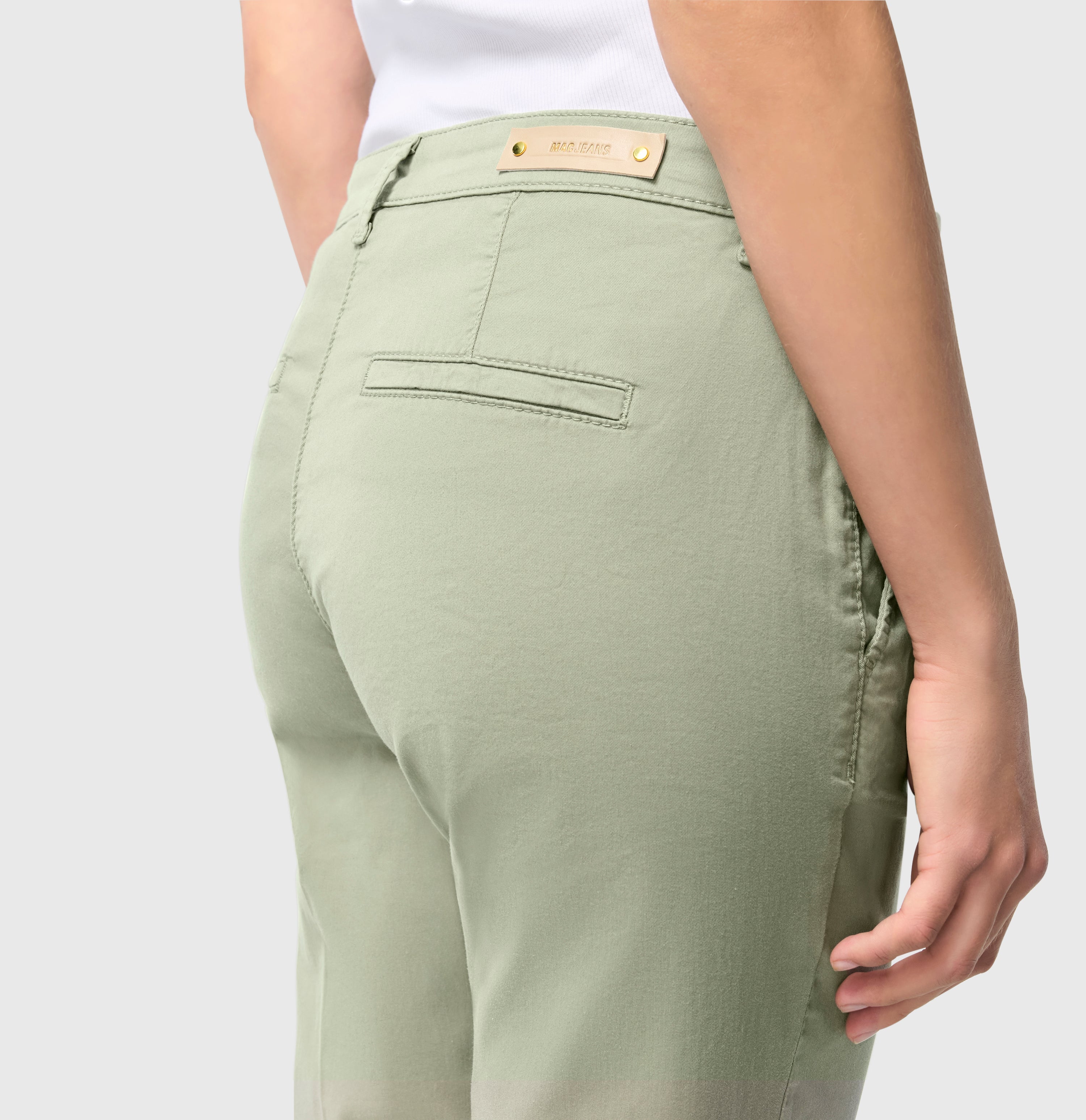 Turned-up chino with creases. | CHINO turn up | dried rosemary PPT | Detailed view 3 of model
